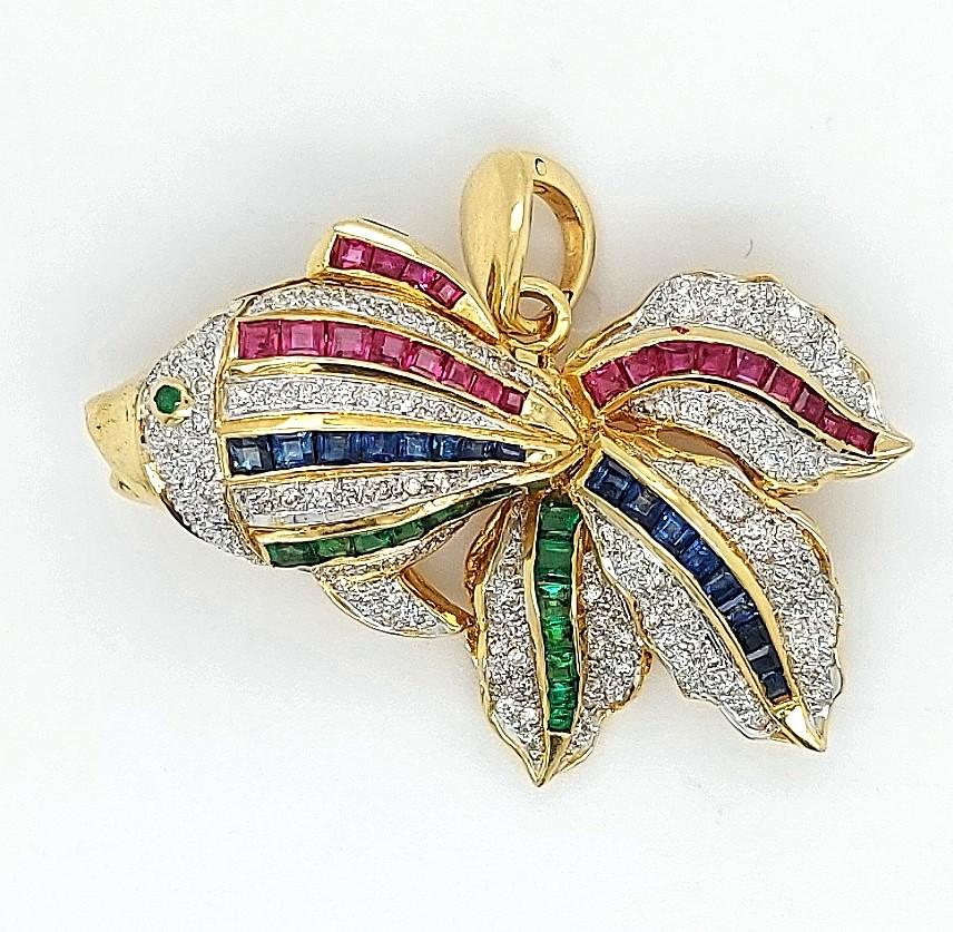 Artisan Broche/pendentif en forme de poisson ouverte sertie de diamants, rubis, saphirs et émeraudes en vente