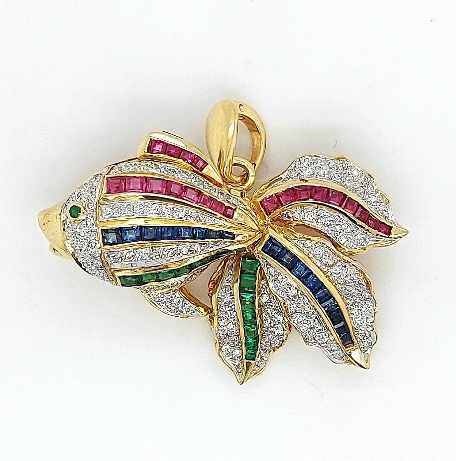 Broche/pendentif en forme de poisson ouverte sertie de diamants, rubis, saphirs et émeraudes Excellent état - En vente à Antwerp, BE