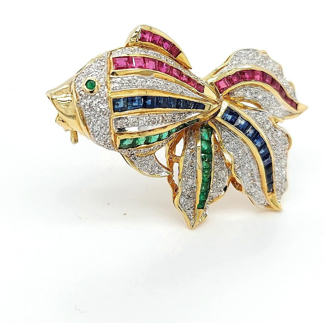 Broche/pendentif en forme de poisson ouverte sertie de diamants, rubis, saphirs et émeraudes en vente 2