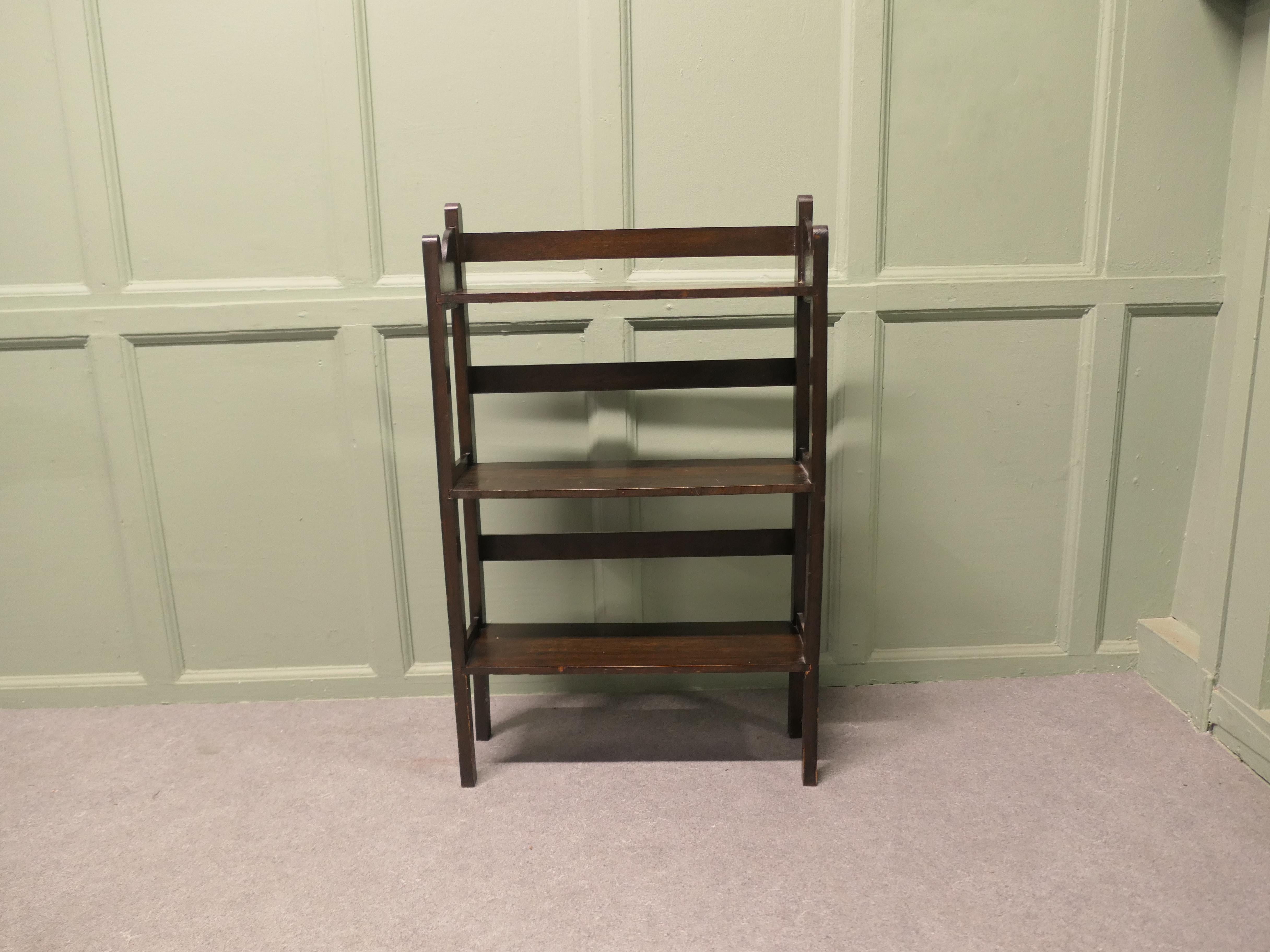 Open Oak Bookcase This bookcase has 3 open shelves In Good Condition For Sale In Godshill, Isle of Wight