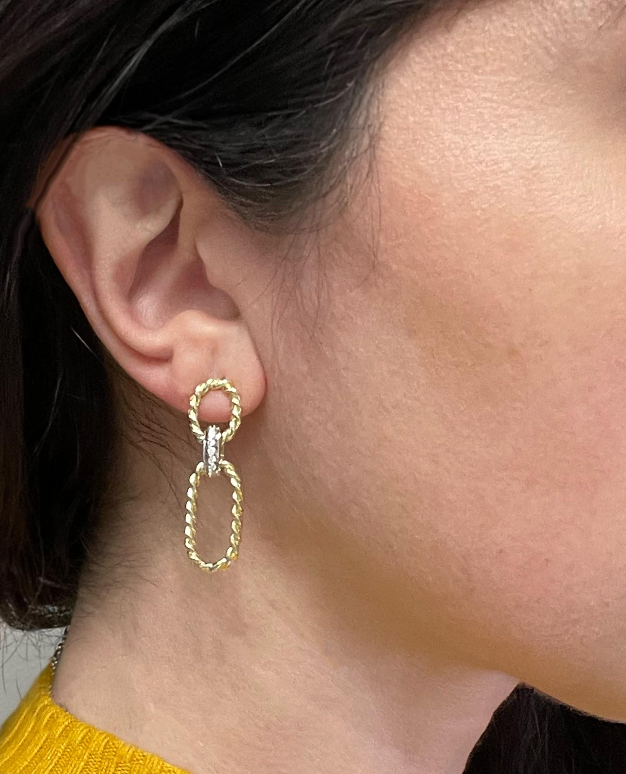 Pendientes abiertos de gota rectangular de oro amarillo y blanco de 14 quilates con diseño de cuerda y diamantes de 0,15 quilates.
