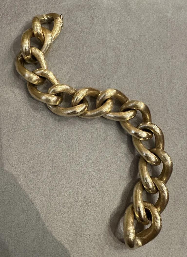 Open Rounded Curb Link Bracelet in 14k Yellow Gold 

Brush Finish Curb Link Bracelet in Brush Finish 14k Yellow Gold features Open Link Rounded Links measuring 8 inches long and 0.77 inches wide. The bracelet is secured by a hidden clasp with safety