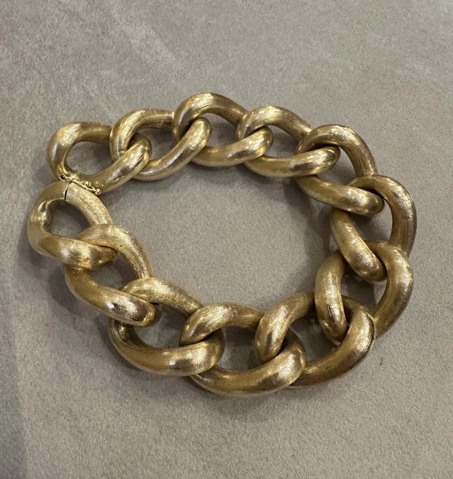 Open Rounded Curb Link Bracelet in 14k Yellow Gold with Brush Finish In Excellent Condition For Sale In La Jolla, CA