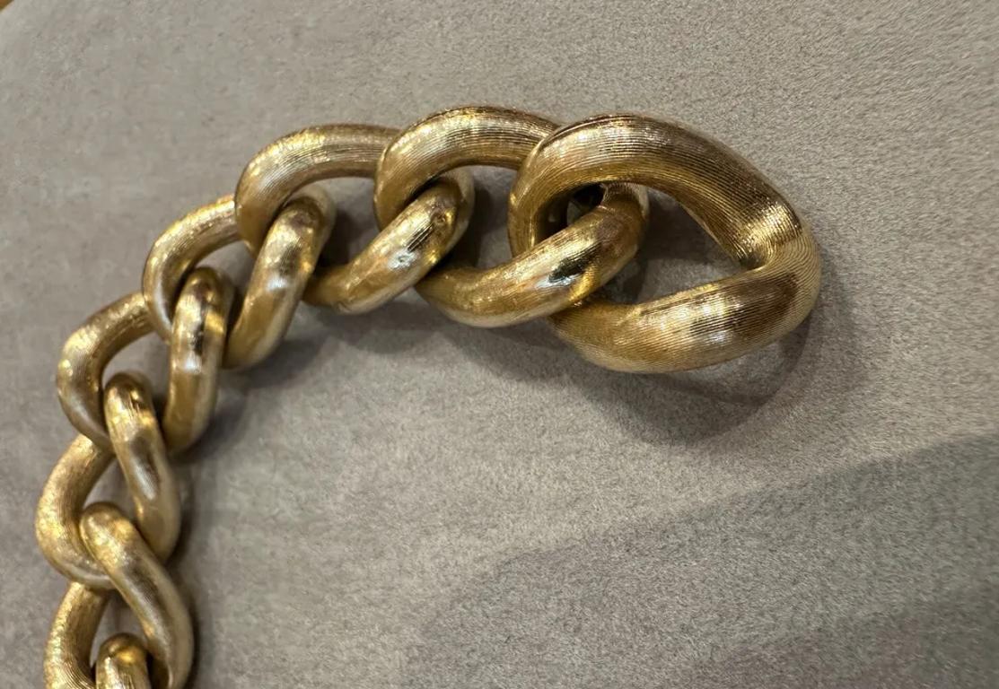 Offenes, abgerundetes Gliederarmband mit gedrehten Gliedern aus 14k Gelbgold mit Bürstenausführung für Damen oder Herren