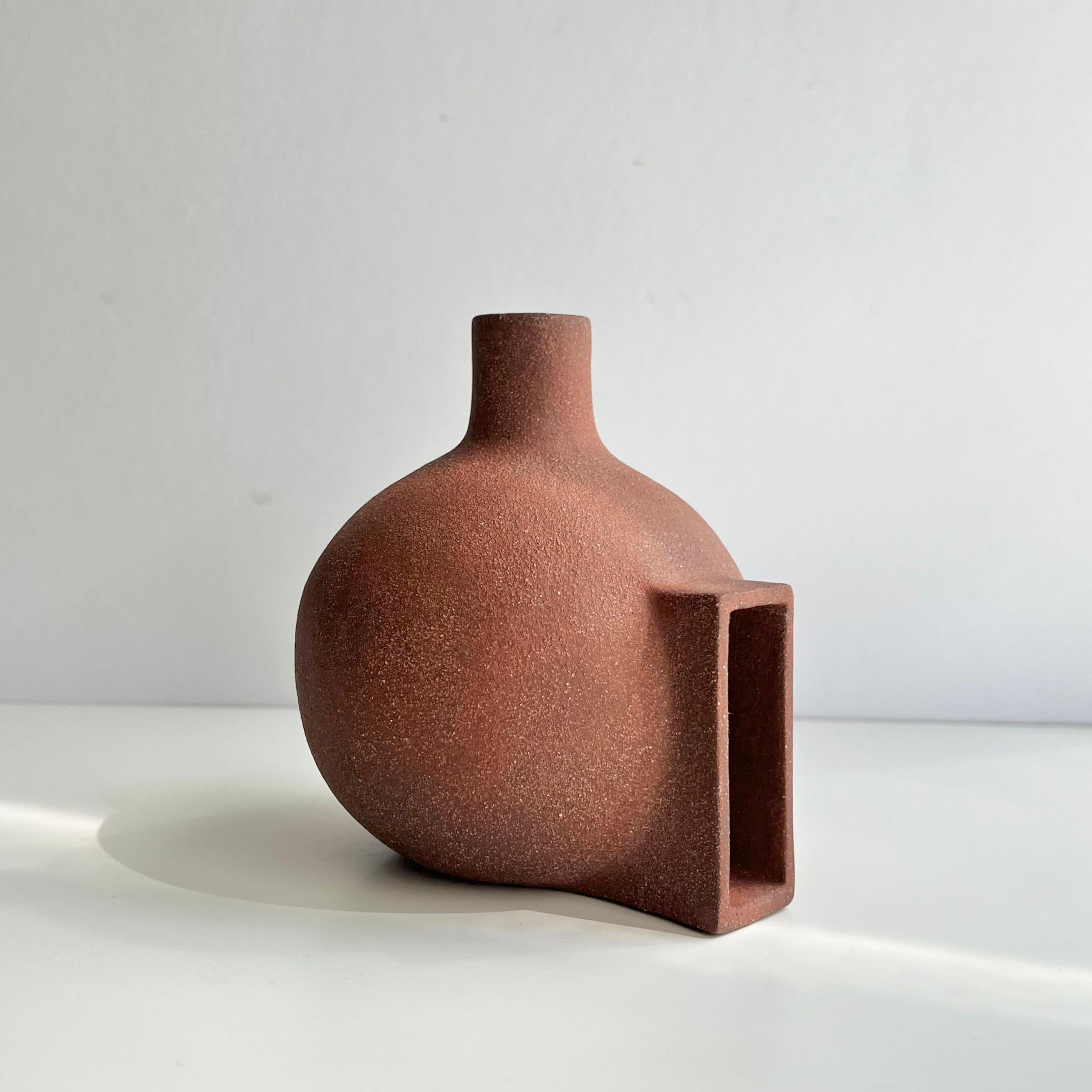 Vaso scultoreo aperto di Karin Amdal
Unico nel suo genere.
Dimensioni: D 12,5 x L 13,5 x H 14 cm.
Materiali: Ceramica/argilla di gres.

I pezzi sono fatti a mano, unici nel loro genere, e le dimensioni possono variare leggermente. Può essere