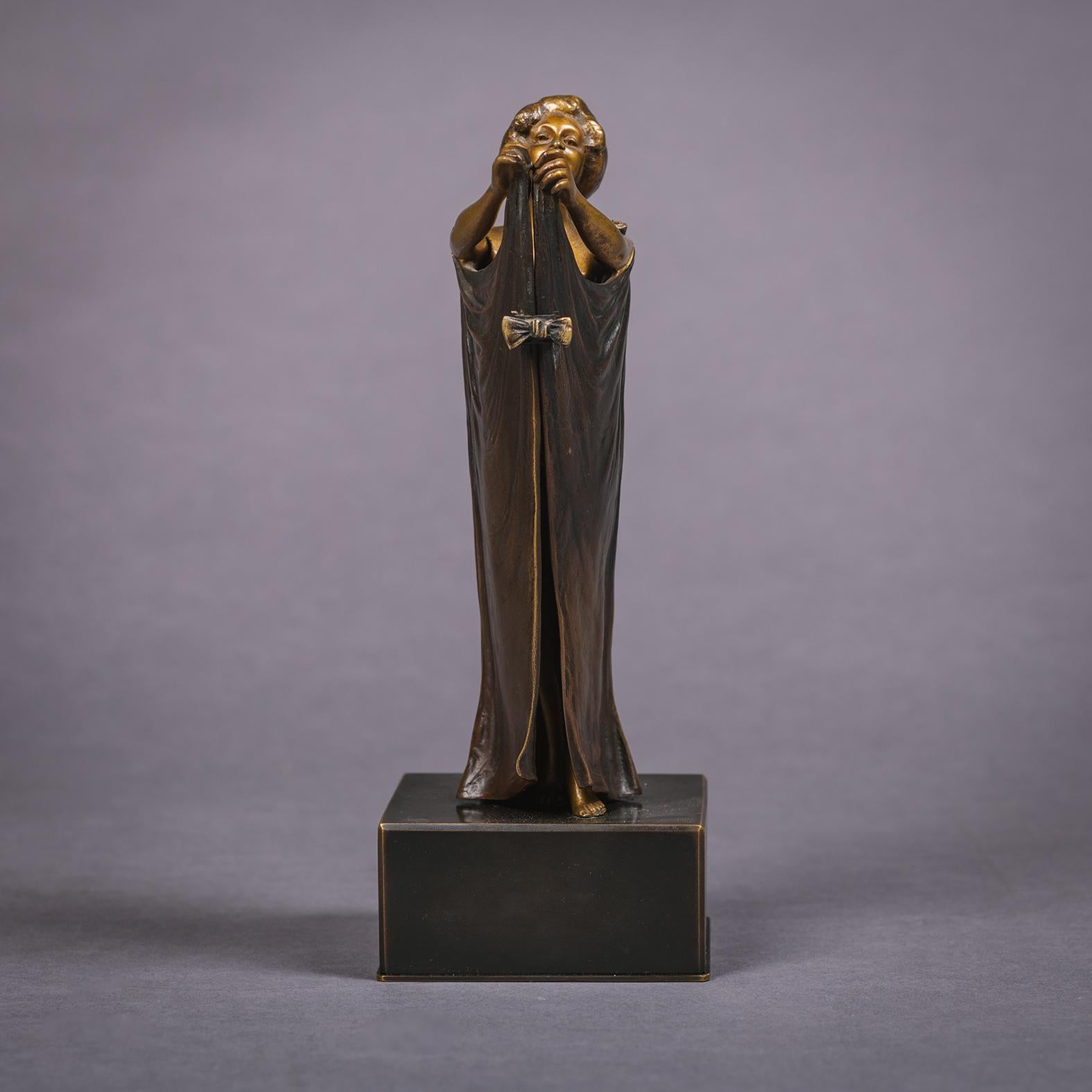 Ábrete Sésamo  Figura erótica oculta de bronce dorado y patinado finamente fundido de una mujer joven con manto, por Carl Kauba.

Este raro bronce dorado y patinado de Carl Kauba está finamente modelado como una figura femenina, su manto articulado