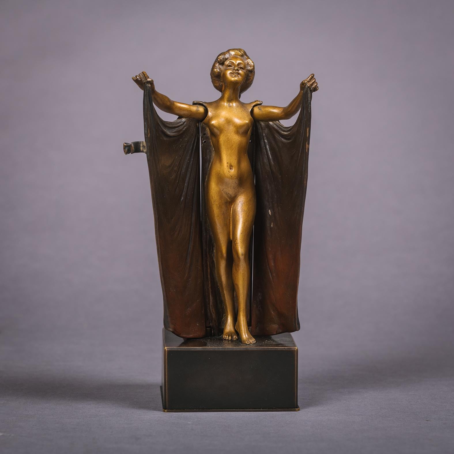 'Ábrete Sésamo' - Figura erótica oculta de bronce de Carl Kauba Dorado en venta