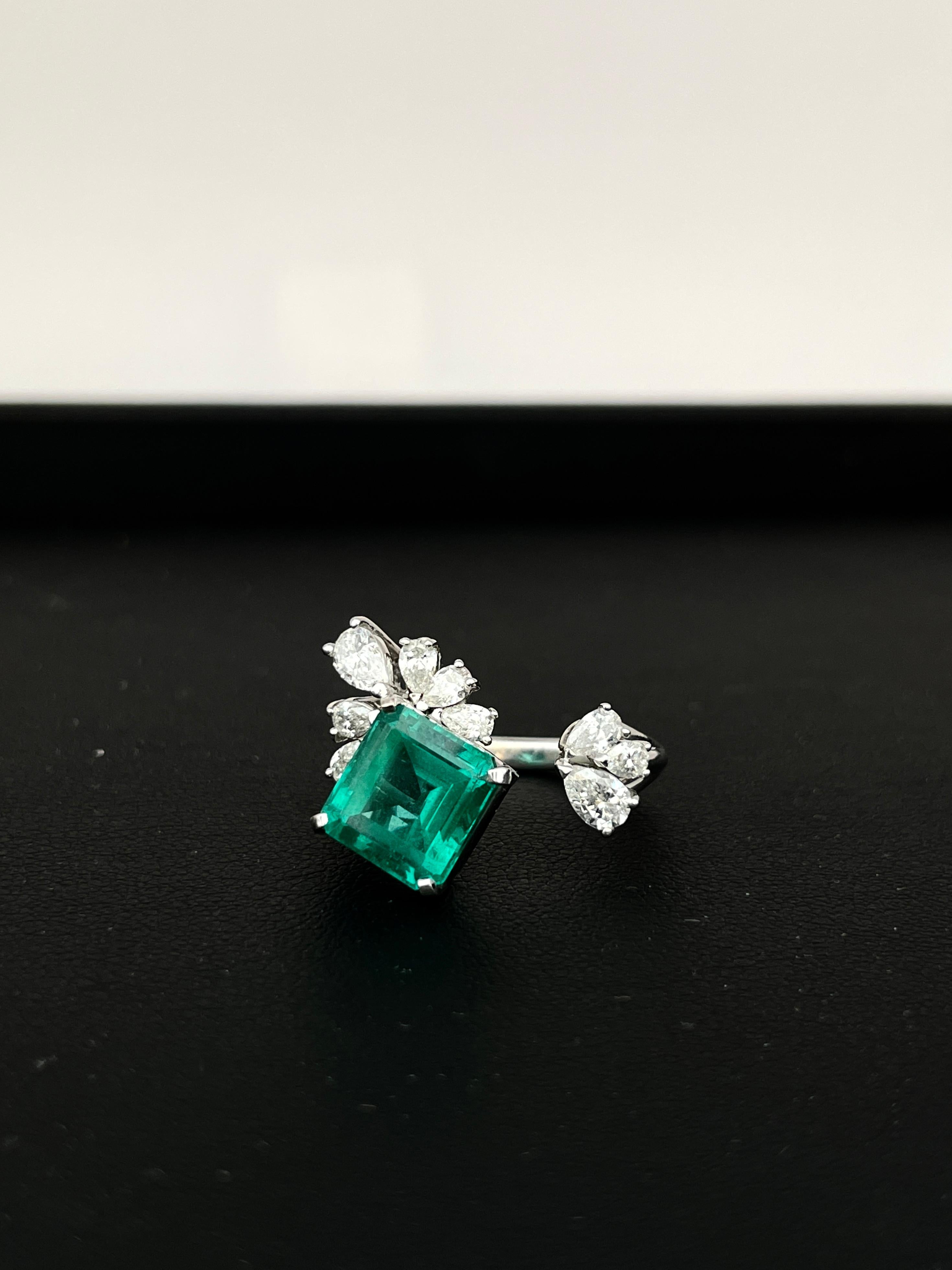 Contemporary Open Shank AGL Certified 4.27 Carat Emerald Ring with Diamond Clusters For Sale