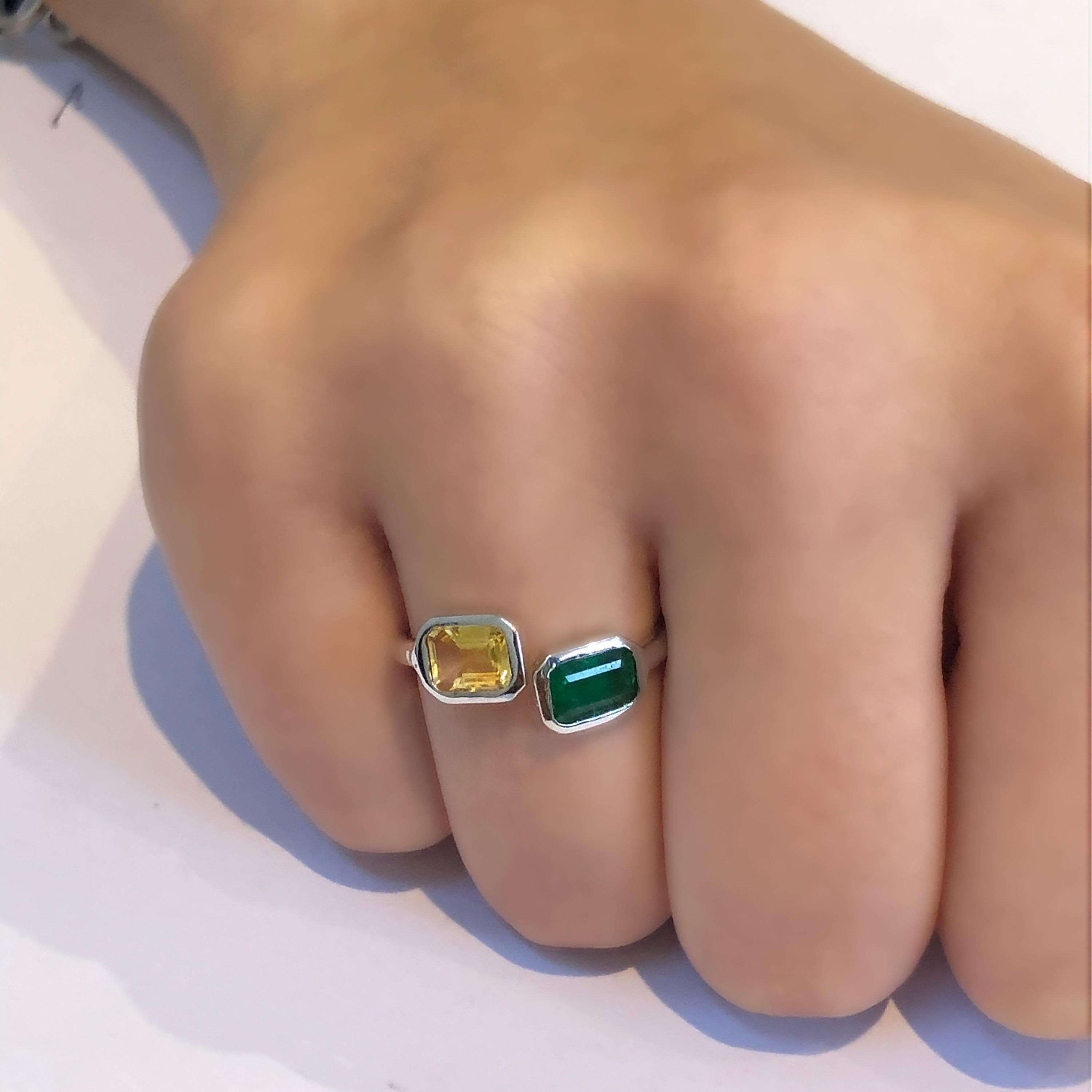 Emerald and Yellow Sapphire Bezel Set Facing Open Shank White Gold Cocktail Ring In New Condition In New York, NY