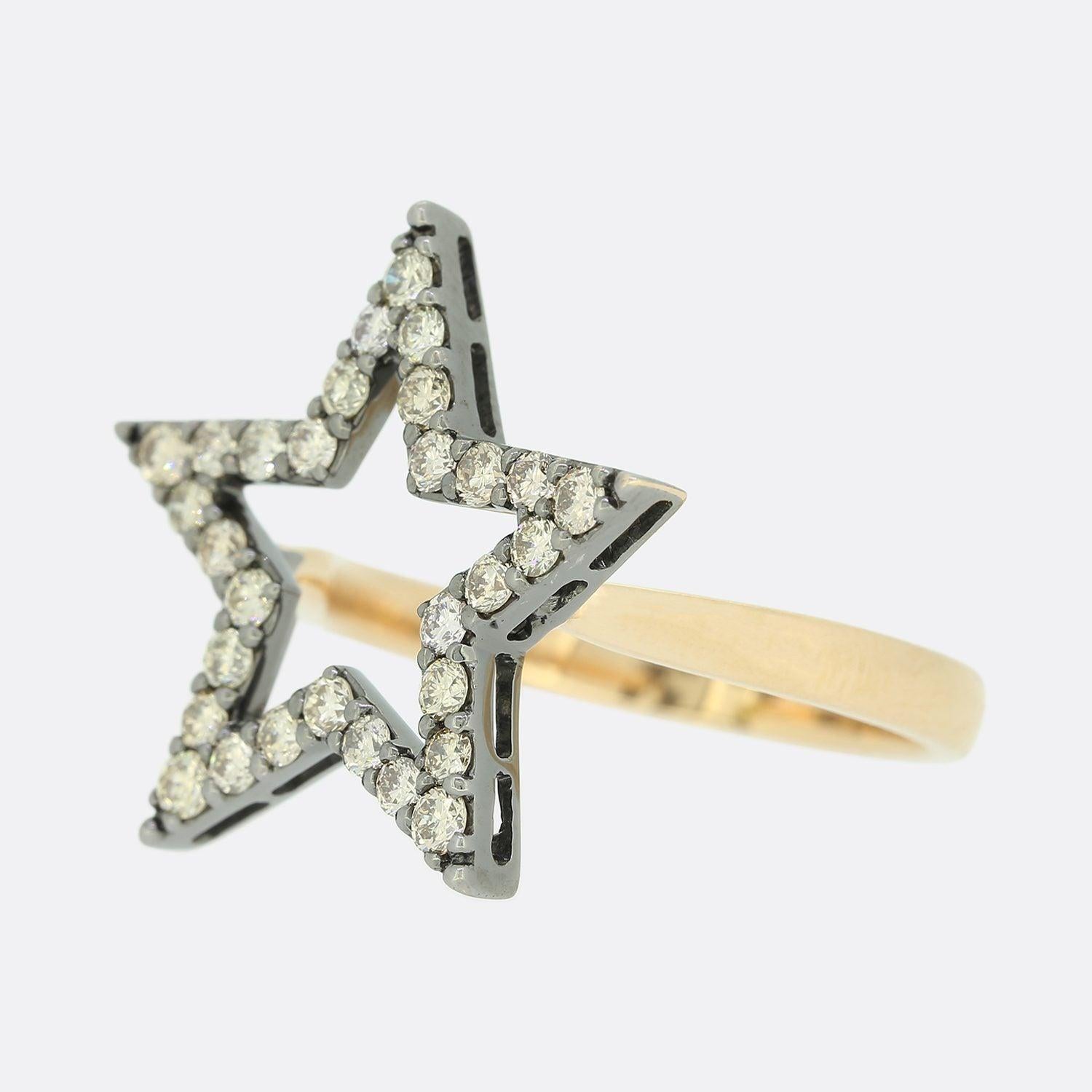 Ecco un anello con stella di diamanti meravigliosamente unico. La montatura a stella aperta è ornata da una serie di diamanti rotondi taglio brillante, tutti incastonati a griffe e ben assortiti per colore e purezza. Questo insieme scintillante è