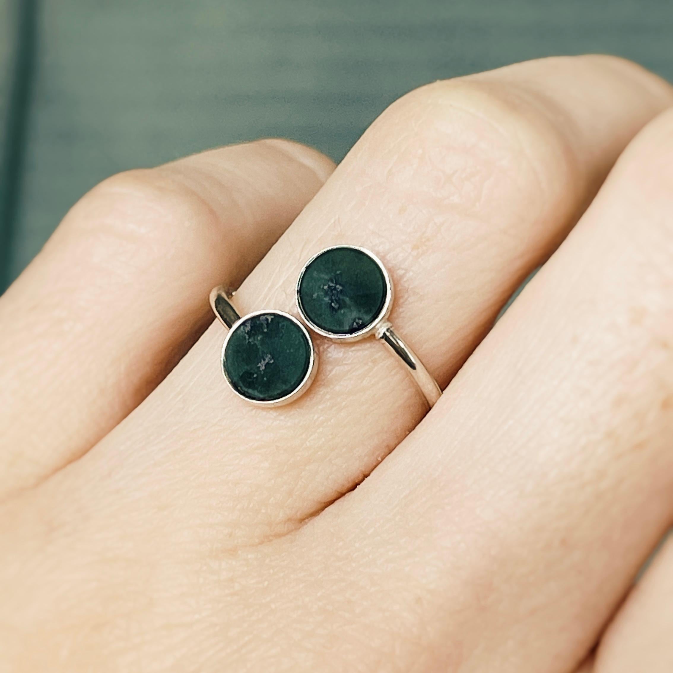 Erhöhen Sie Ihren Stil mit unserem Ring aus Sterlingsilber mit atemberaubenden Nephrit-Jadesteinen. Dieser verstellbare Ring bietet sowohl zeitlose Eleganz als auch individuellen Komfort für ein wirklich einzigartiges Accessoire.
Der Ring ist aus