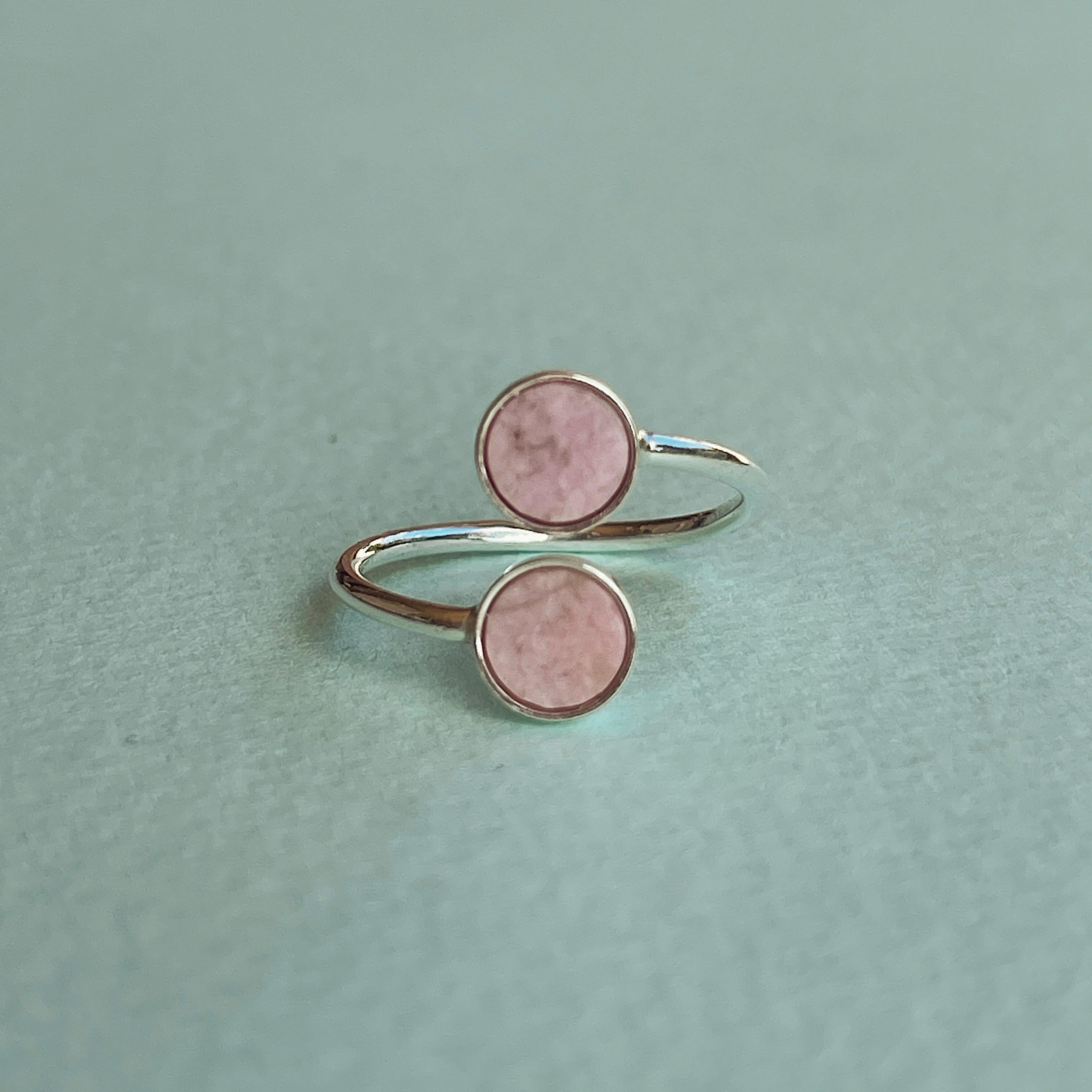 Erhöhen Sie Ihren Stil mit unserem Ring aus Sterlingsilber mit atemberaubenden Rodingit-Steinen. Dieser verstellbare Ring bietet sowohl zeitlose Eleganz als auch individuellen Komfort für ein wirklich einzigartiges Accessoire.
Der Ring ist aus