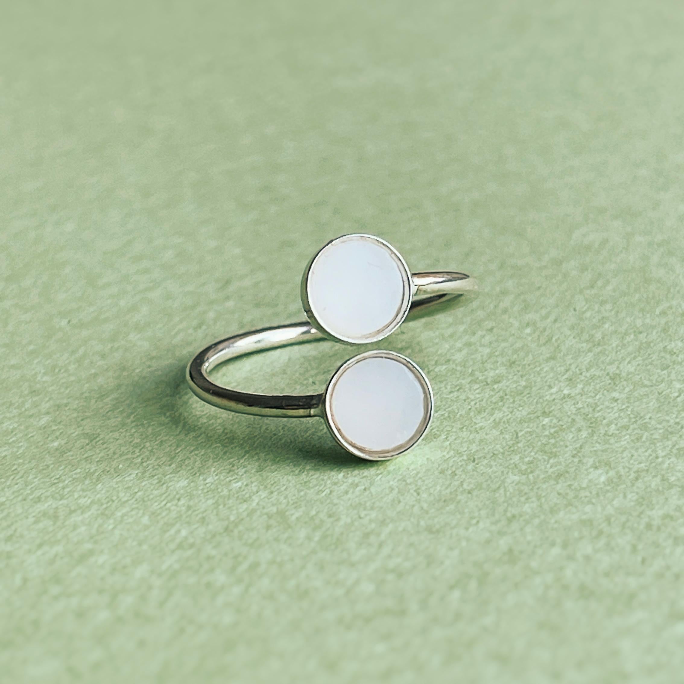 Erhöhen Sie Ihren Stil mit unserem Ring aus Sterlingsilber mit rohen weißen Opalsteinen. Dieser verstellbare Ring bietet sowohl zeitlose Eleganz als auch individuellen Komfort für ein wirklich einzigartiges Accessoire.
Der Ring ist aus