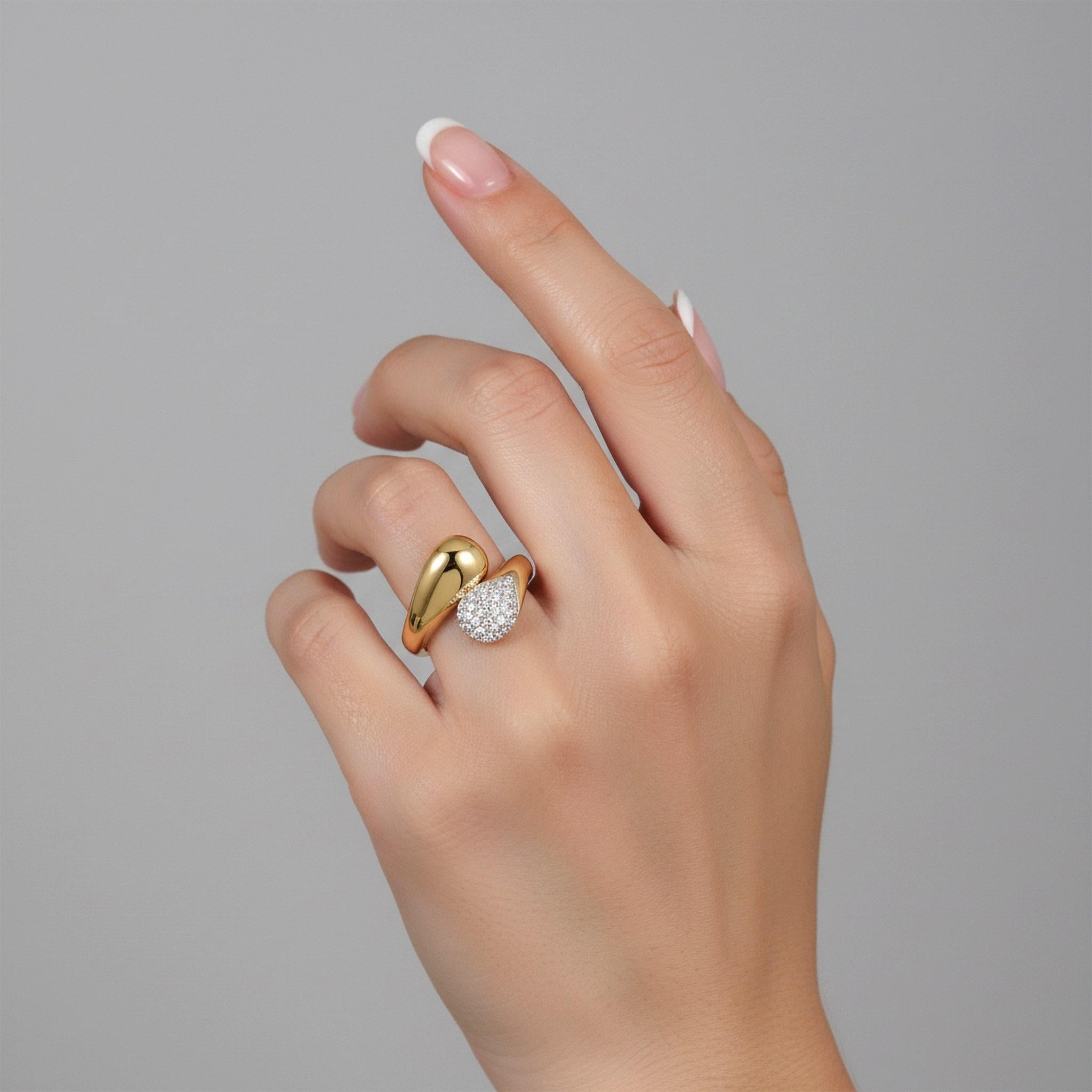 En vente :  Bague en or jaune 18K avec diamants pavés en forme de larme 2