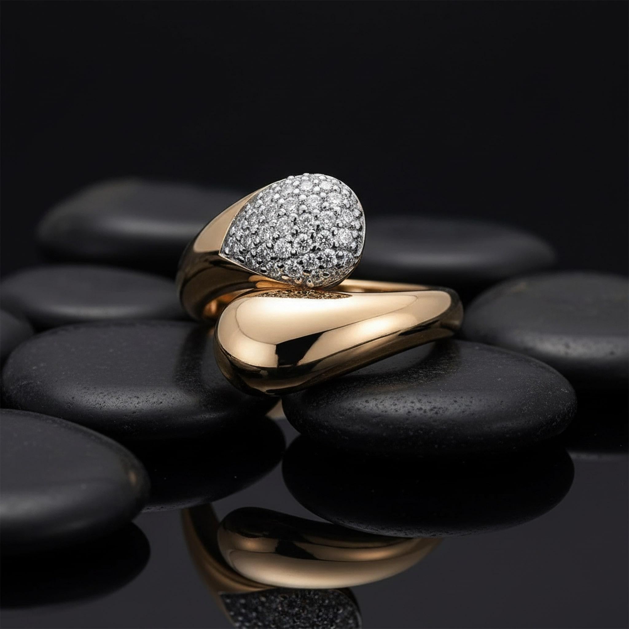 En vente :  Bague en or jaune 18K avec diamants pavés en forme de larme 3