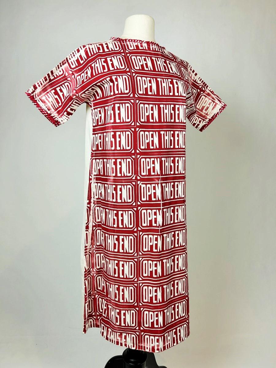 Circa 1970-1980

États-Unis ou Angleterre

Iconique robe en coton sérigraphié Open This End d'Andy Warhol (1928-1987) datant des premières rééditions des années 1970. Comme dans la documentation originale de 1962, les taches et les défauts de la