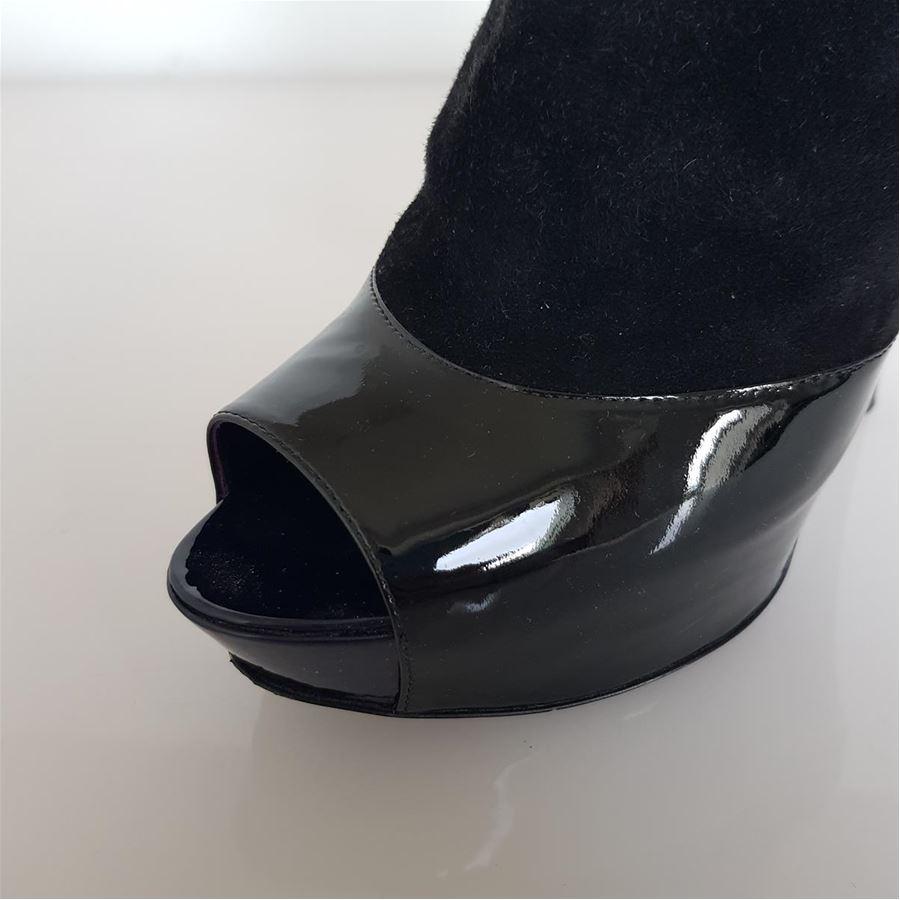 Patent leather and suede Black color Open toe Internal zip Plateau height cm 3 (1.18 inches) Heel height cm 12 (4.72 inches) With box Original price euro 685
