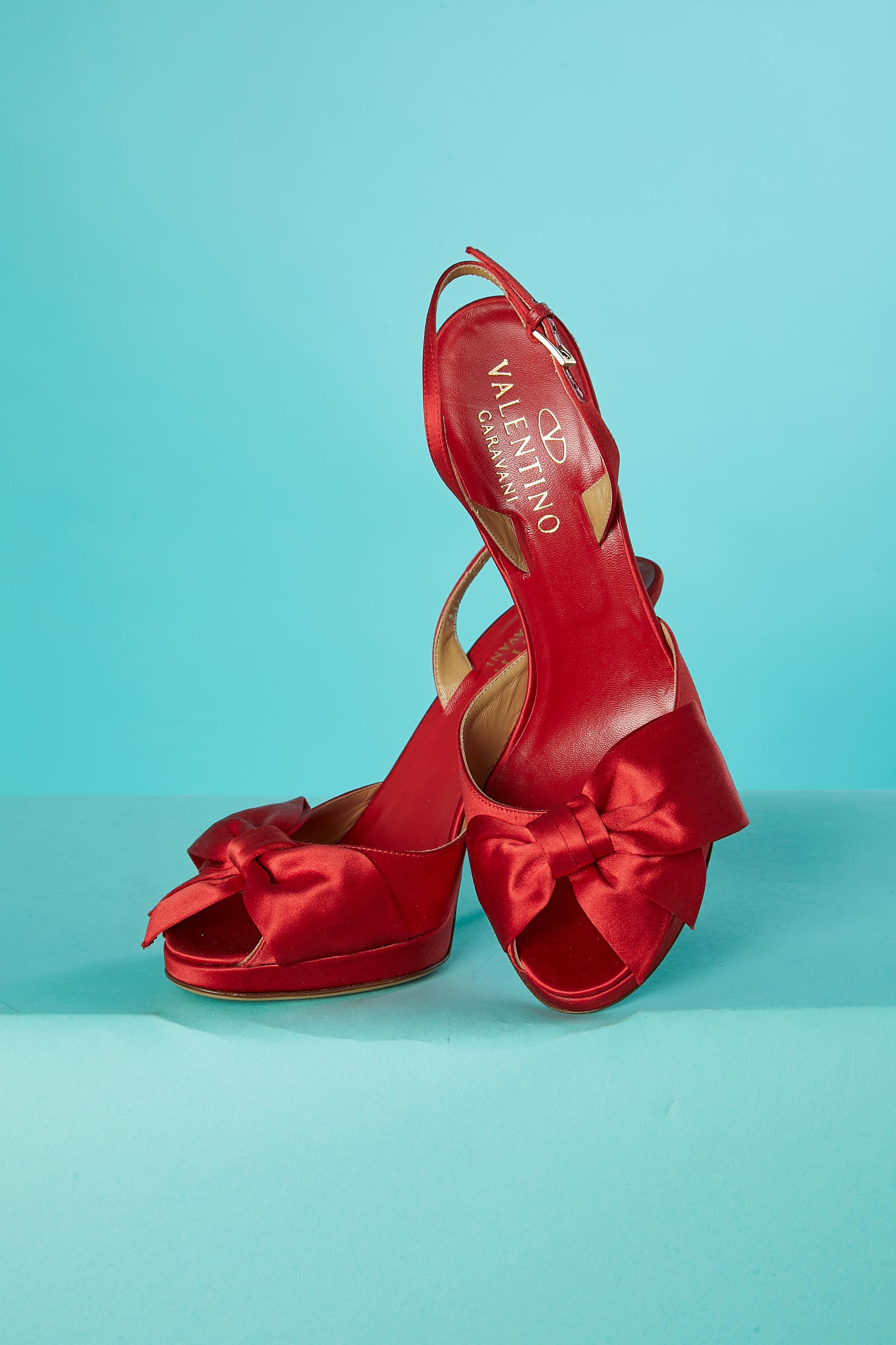Open toe high heels red satin sandals with bow Valentino Garavani  In Excellent Condition In Saint-Ouen-Sur-Seine, FR