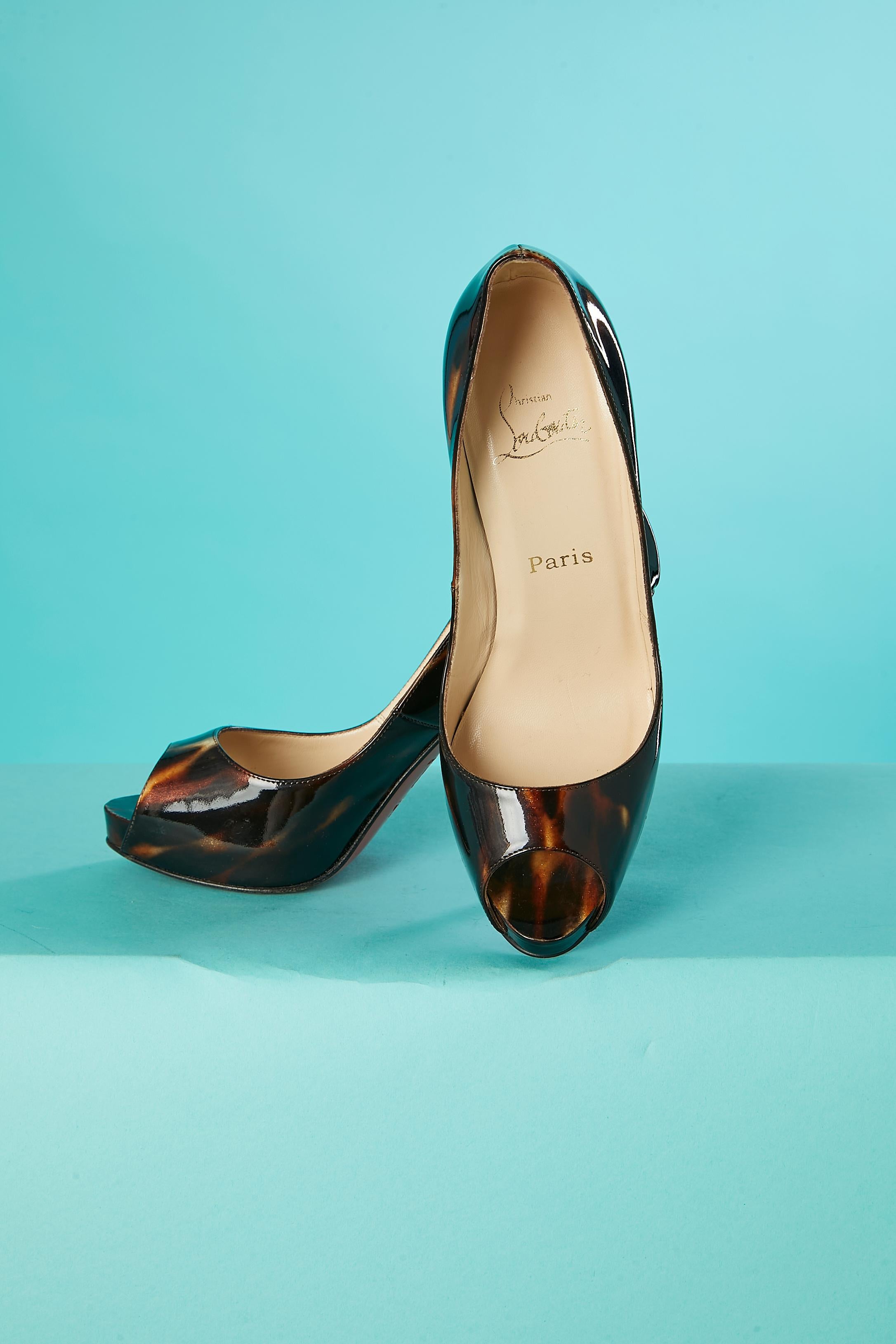 Open-toe pump in patent leather with turtle shell pattern Christian Louboutin  In Excellent Condition For Sale In Saint-Ouen-Sur-Seine, FR