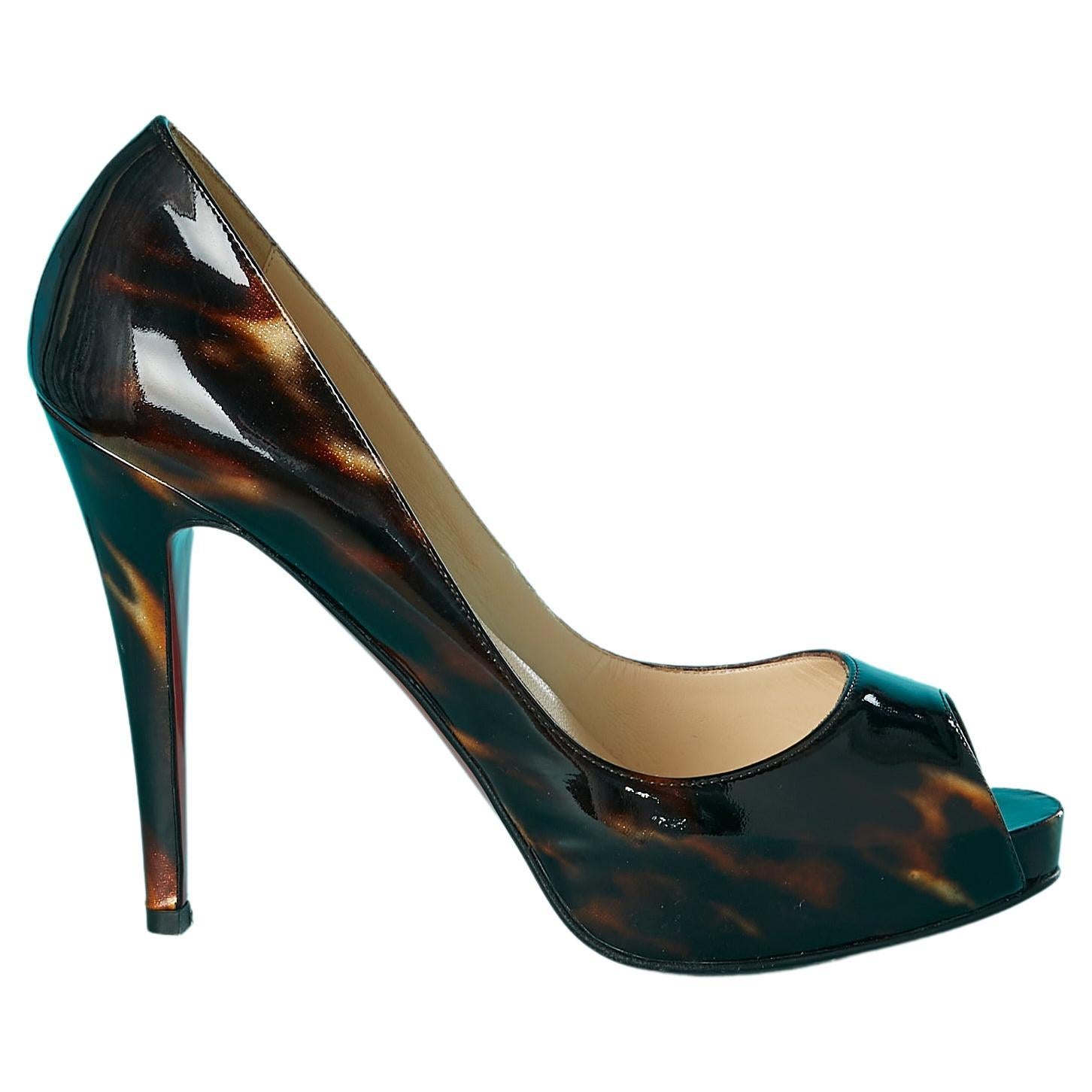 Open-toe pump in patent leather with turtle shell pattern Christian Louboutin  For Sale