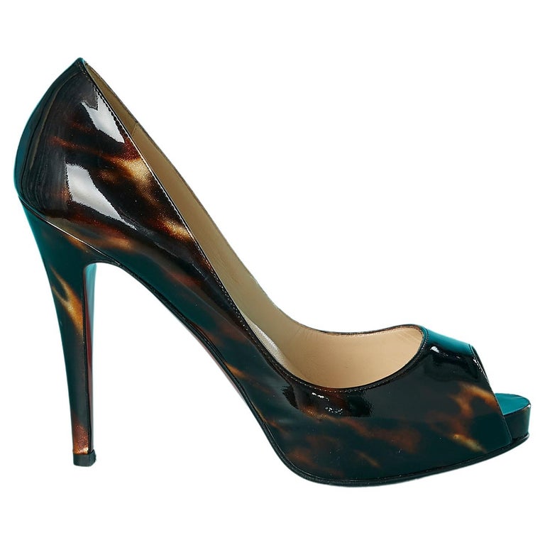 Open-toe pump in patent leather with turtle shell pattern