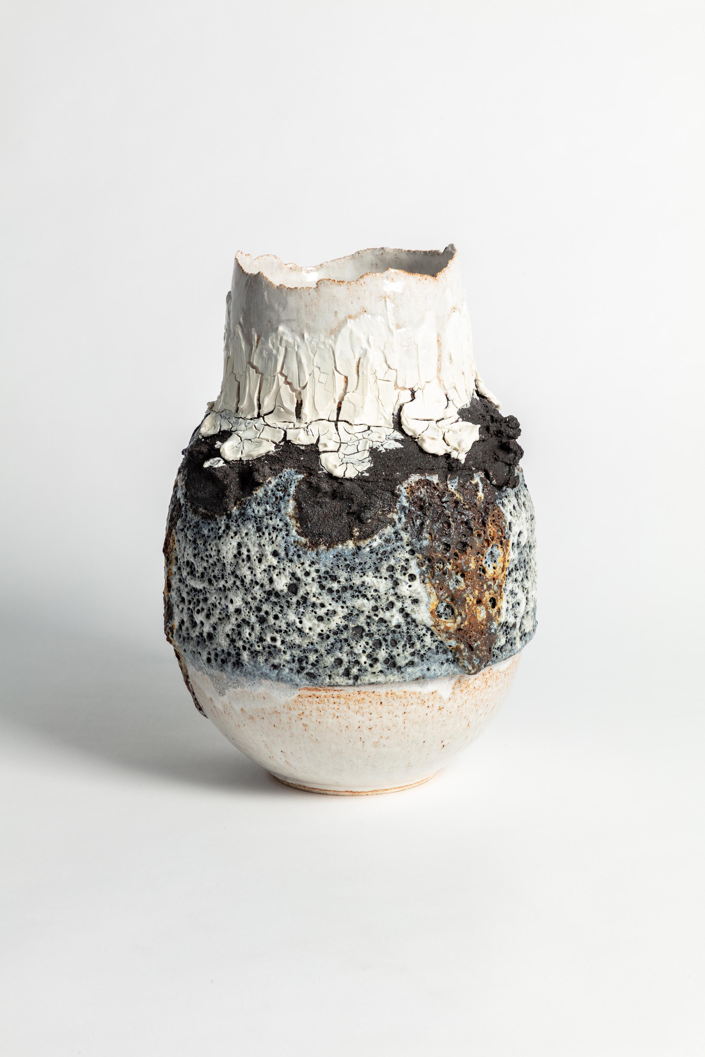 Vaso aperto con texture vulcanica, porcellana screpolata e pietra lavica

L'opera è costruita a mano utilizzando una combinazione di argille nere e di argille di bufala, con l'aggiunta di barbottine vulcaniche sotto lo smalto. Le cotture multiple di