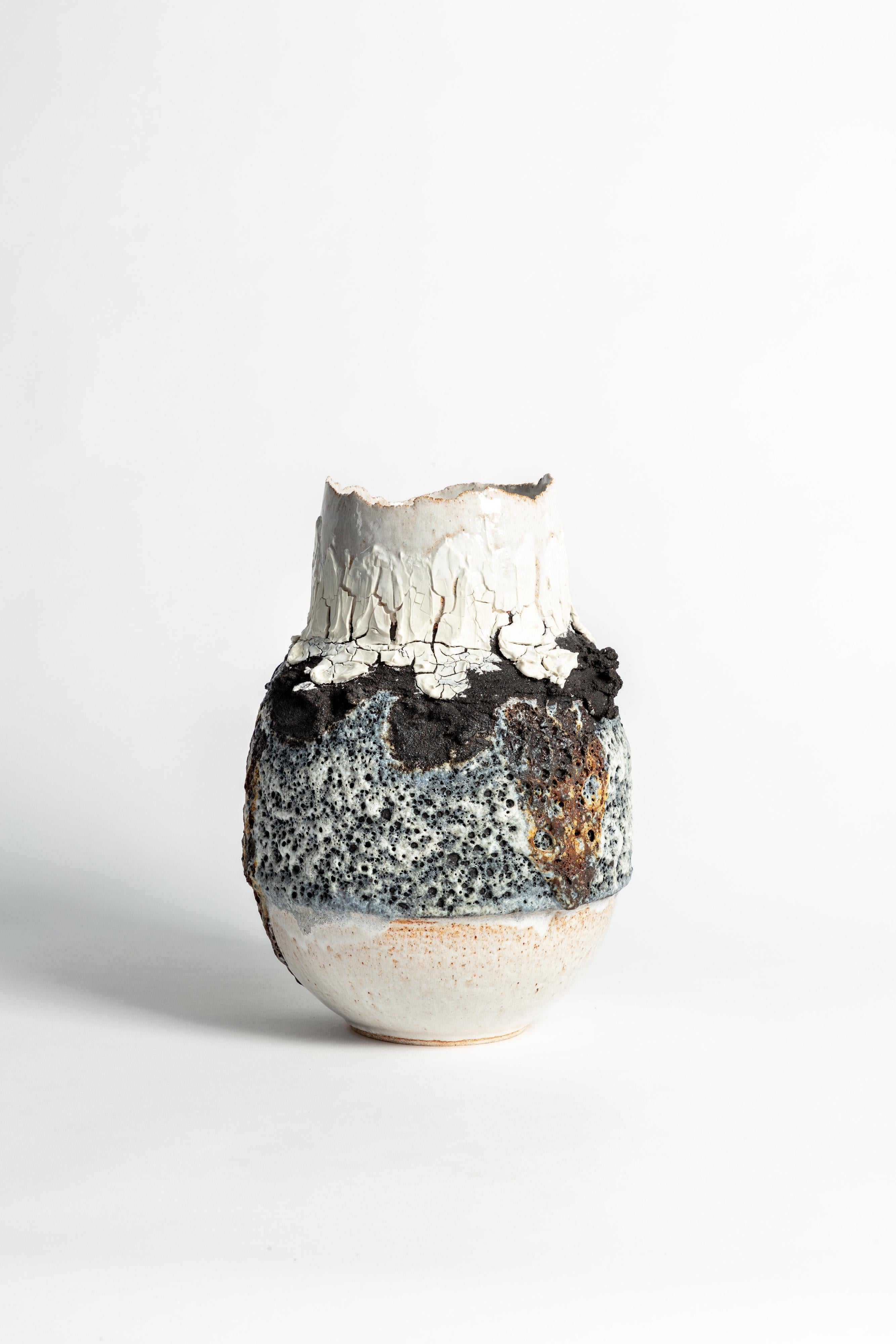 Organico moderno Vaso aperto con texture vulcanica, porcellana screpolata e pietra lavica in vendita