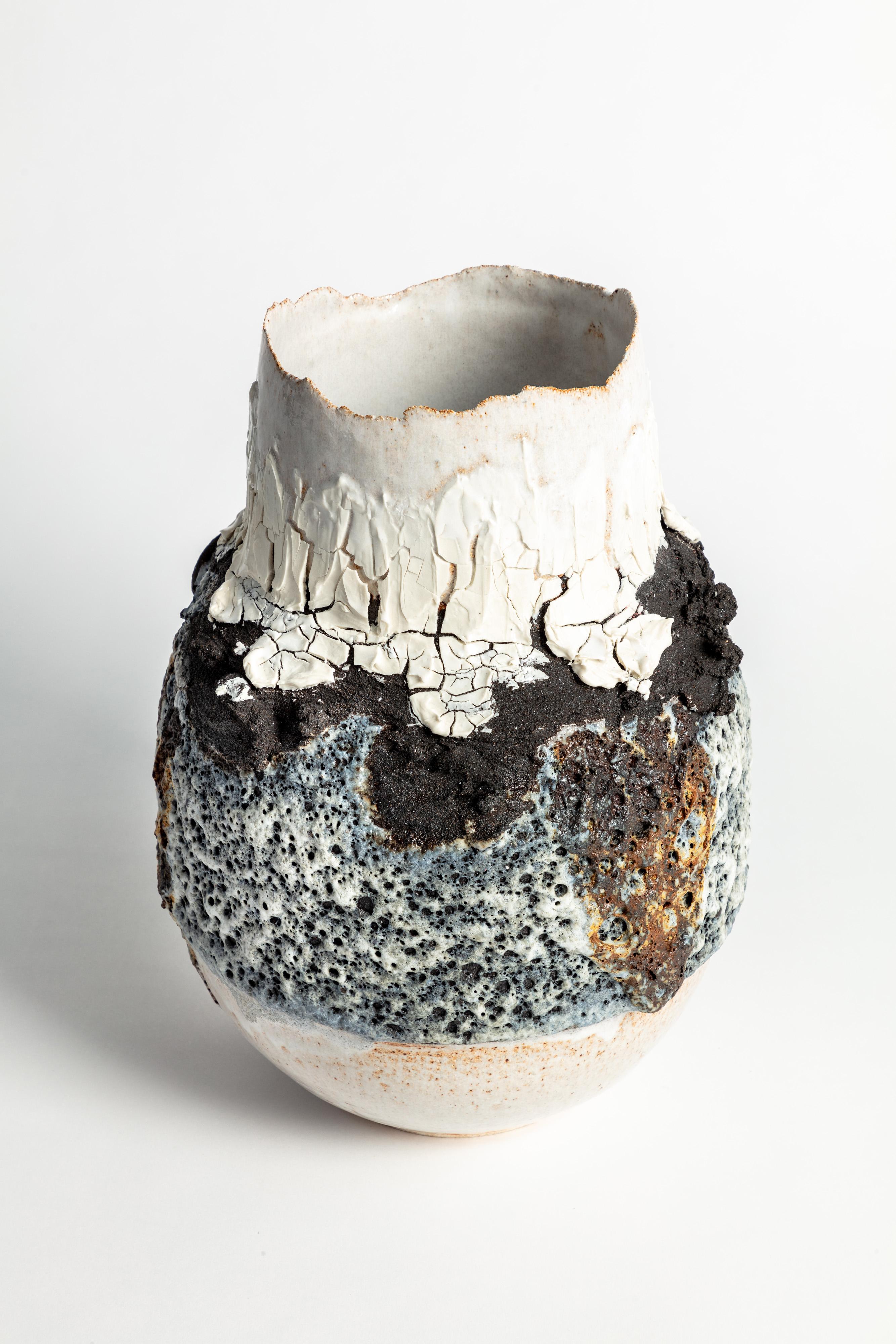 Britannico Vaso aperto con texture vulcanica, porcellana screpolata e pietra lavica in vendita