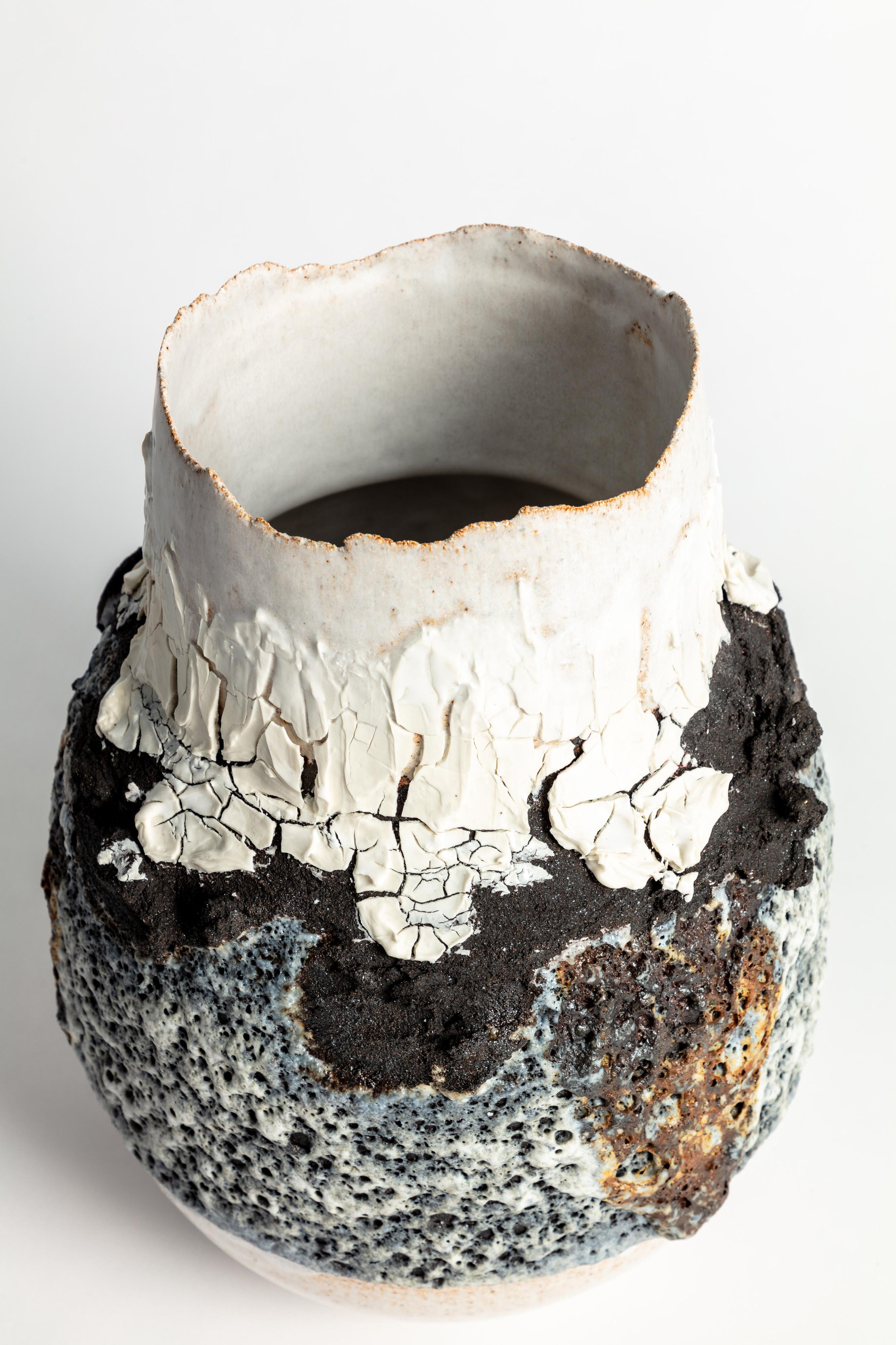Fatto a mano Vaso aperto con texture vulcanica, porcellana screpolata e pietra lavica in vendita
