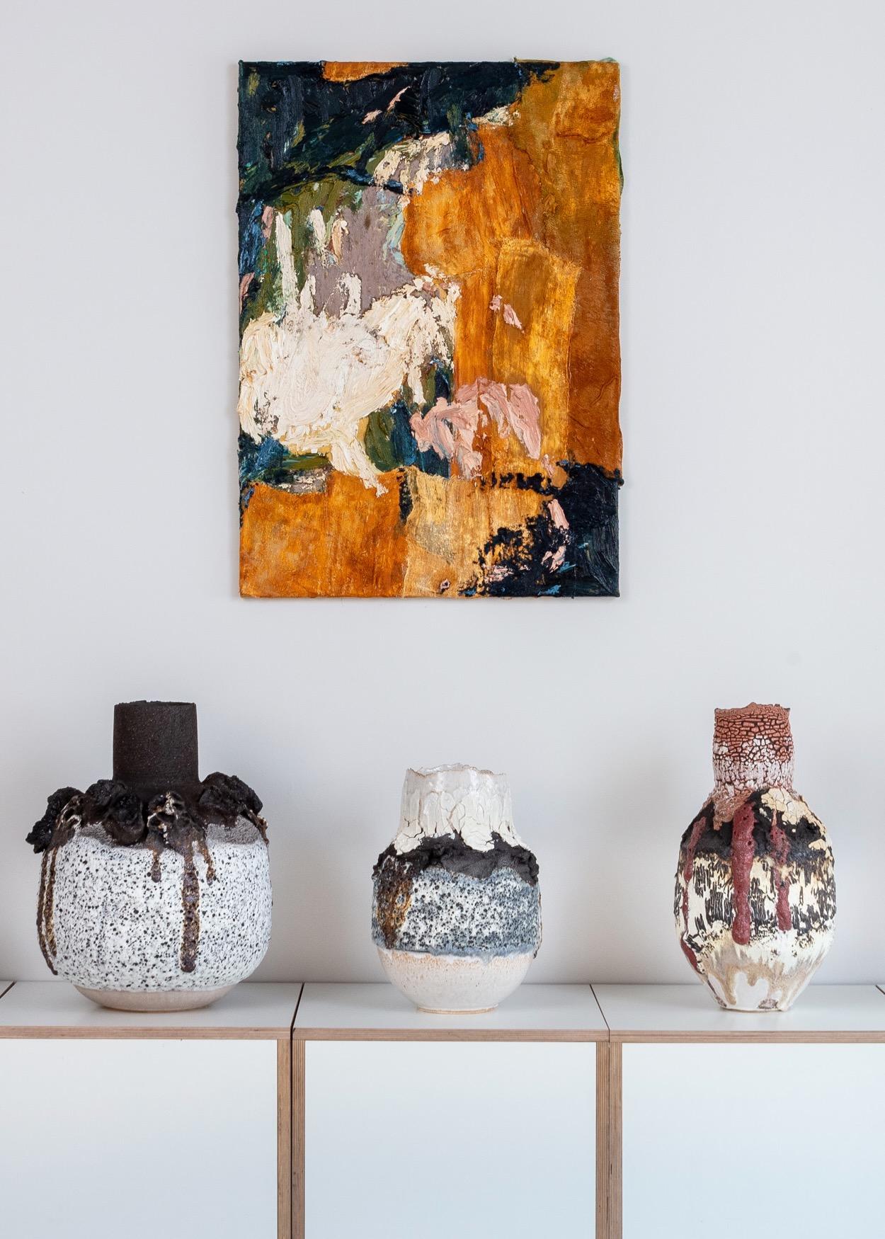 Vaso aperto con texture vulcanica, porcellana screpolata e pietra lavica In condizioni Nuovo in vendita a London, GB