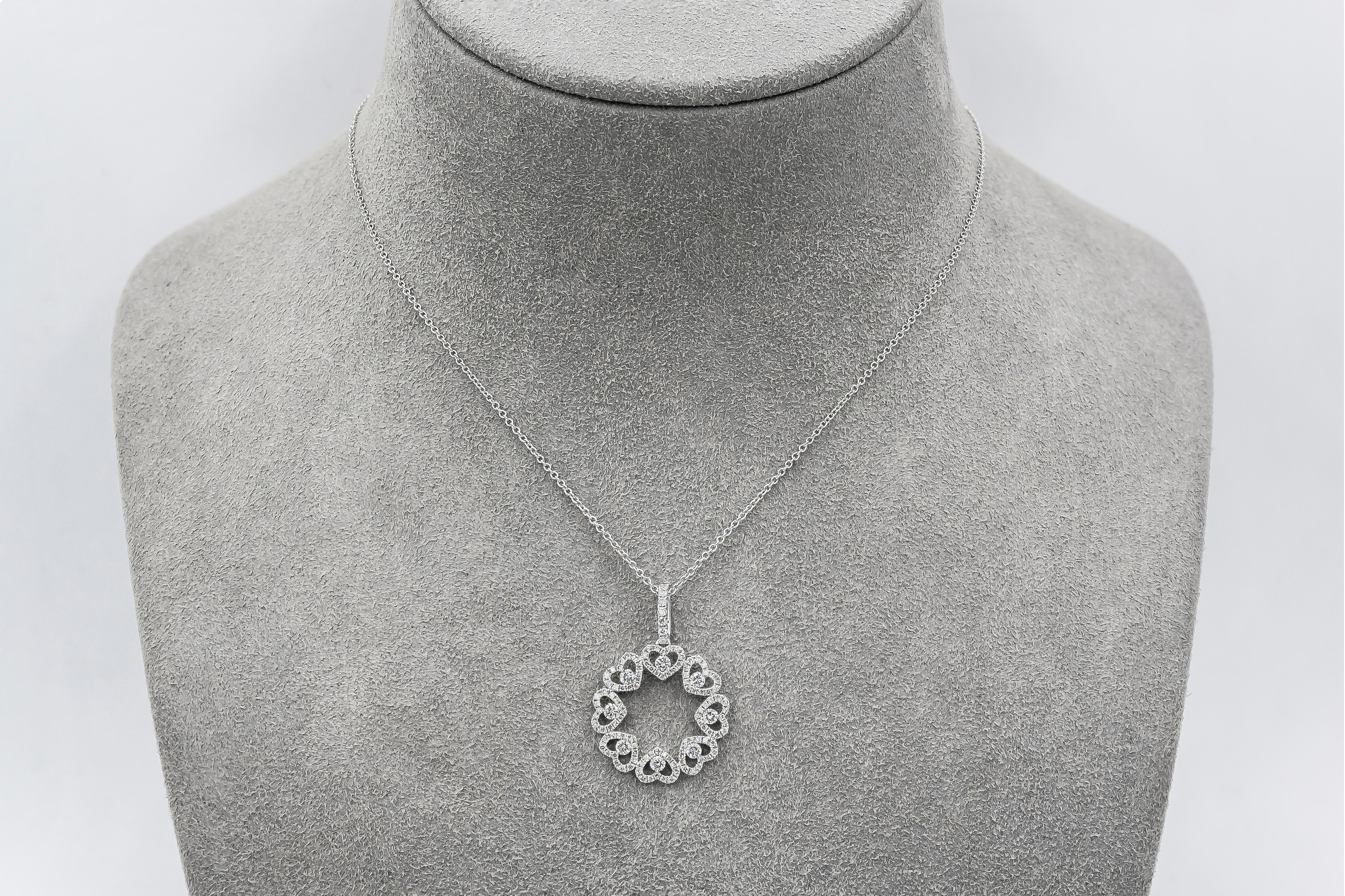 Collier pendentif en forme de cœur ajouré avec diamants ronds brillants de 0,73 carat au total Neuf - En vente à New York, NY