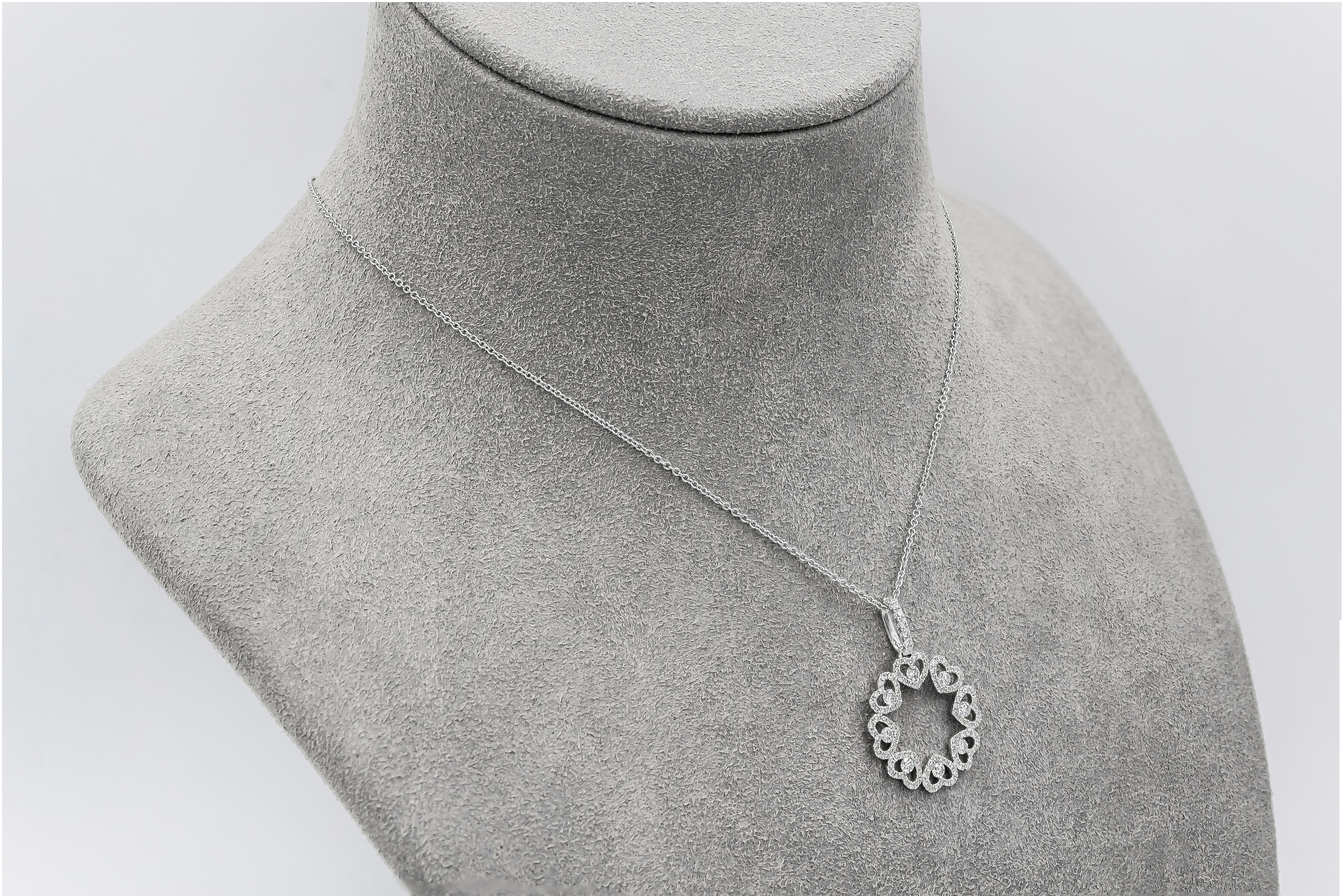 Collier pendentif en forme de cœur ajouré avec diamants ronds brillants de 0,73 carat au total Pour femmes en vente