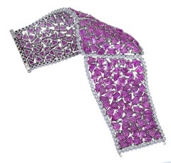 Breites, durchbrochenes Armband mit rosa Saphiren und Diamanten im Mischschliff