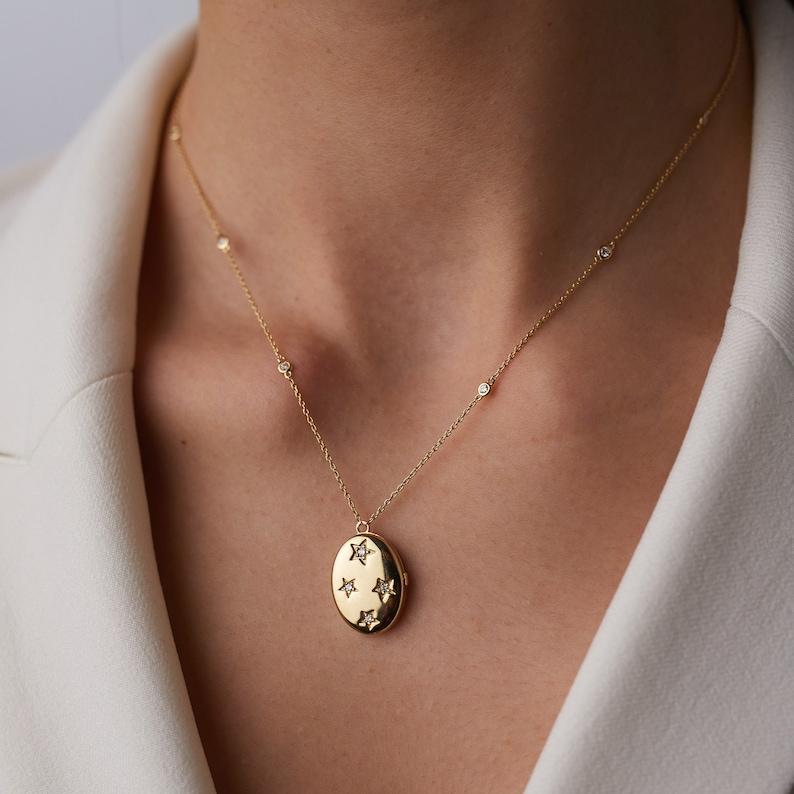Collier médaillon ouvert pour anniversaire, en or massif 14 carats et diamants, cadeau unique

Carat total : 0,19 ct
Nombre total de diamants : 10
Largeur du collier : 1,44 cm (0,56 pouces)
Longueur du collier : 1,87 cm (0,73 pouces)

A P P R O X T