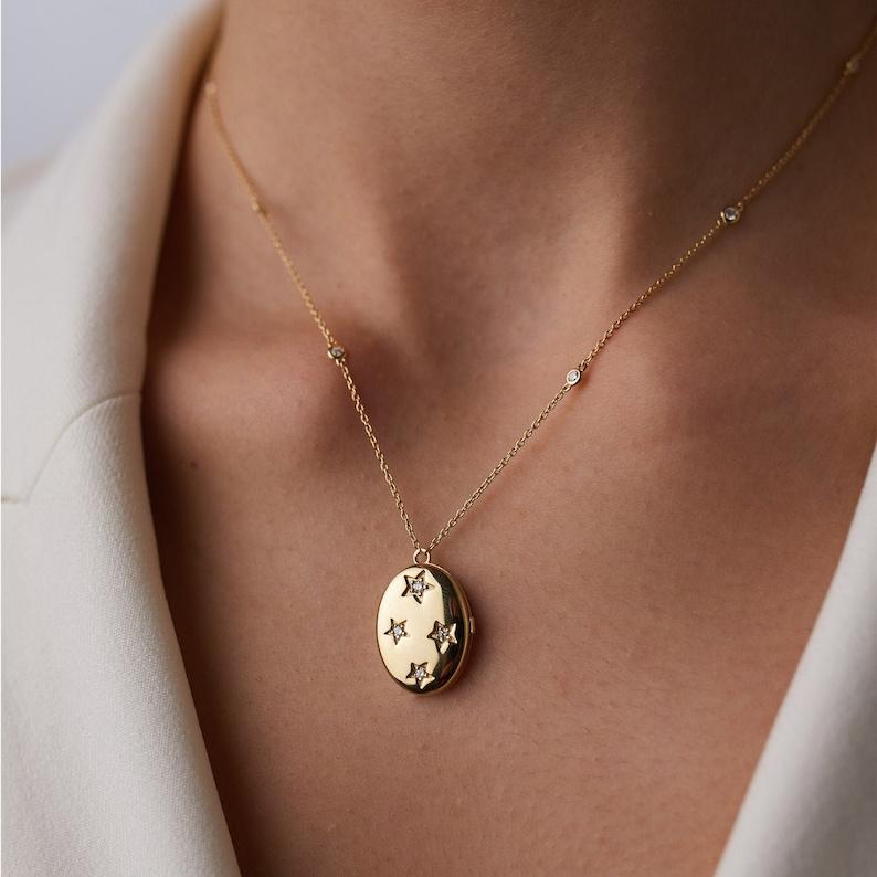 Collier médaillon ouvert pour anniversaire, en or massif 14 carats et diamants, cadeau unique Neuf - En vente à Chicago, IL