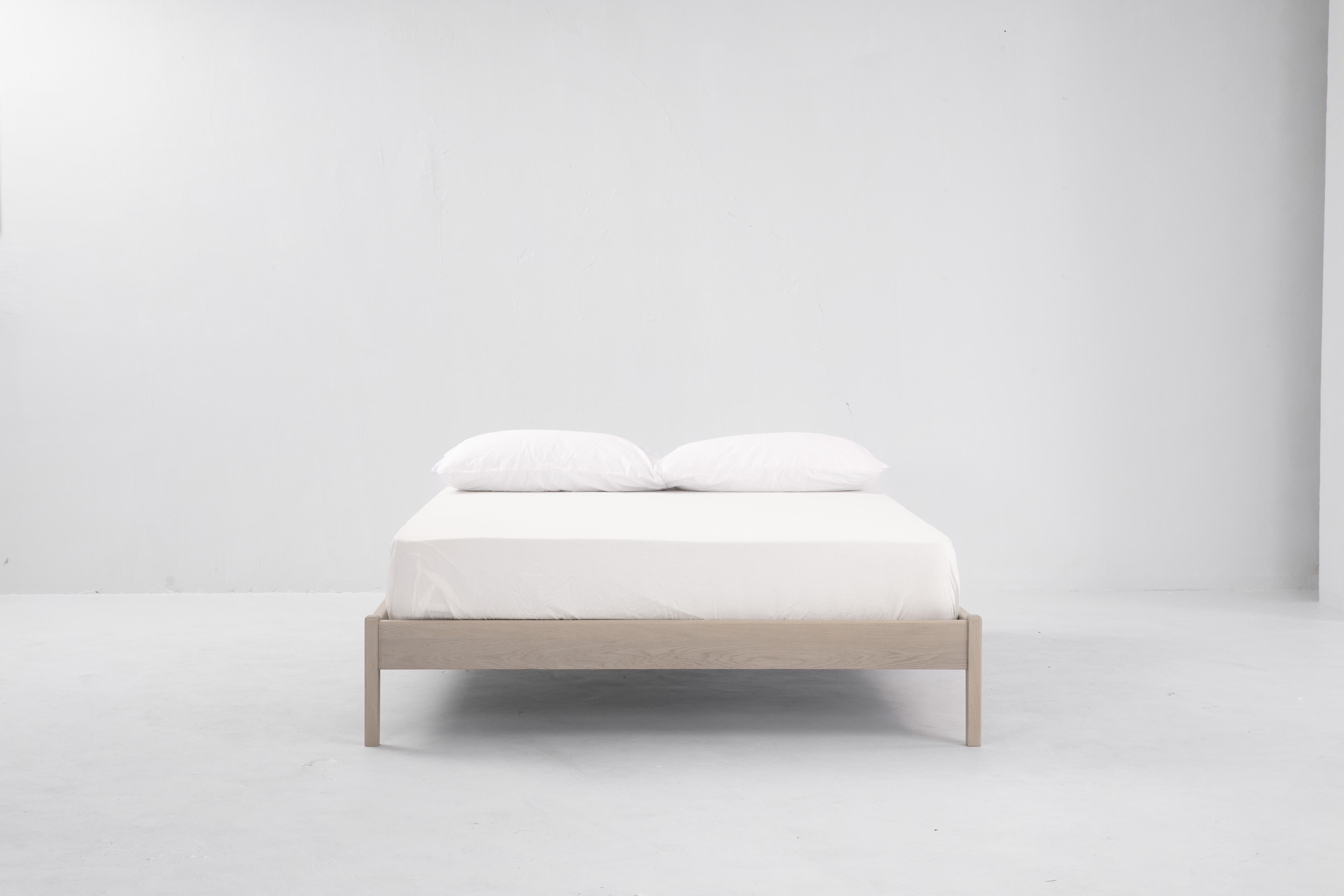 Sun at six ist ein Studio für zeitgenössisches Möbeldesign, das mit traditionellen chinesischen Tischlermeistern zusammenarbeitet, um unsere Stücke in Handarbeit zu fertigen. 

Großartige Möbel beginnen mit hochwertigen Materialien: rohe, nachhaltig