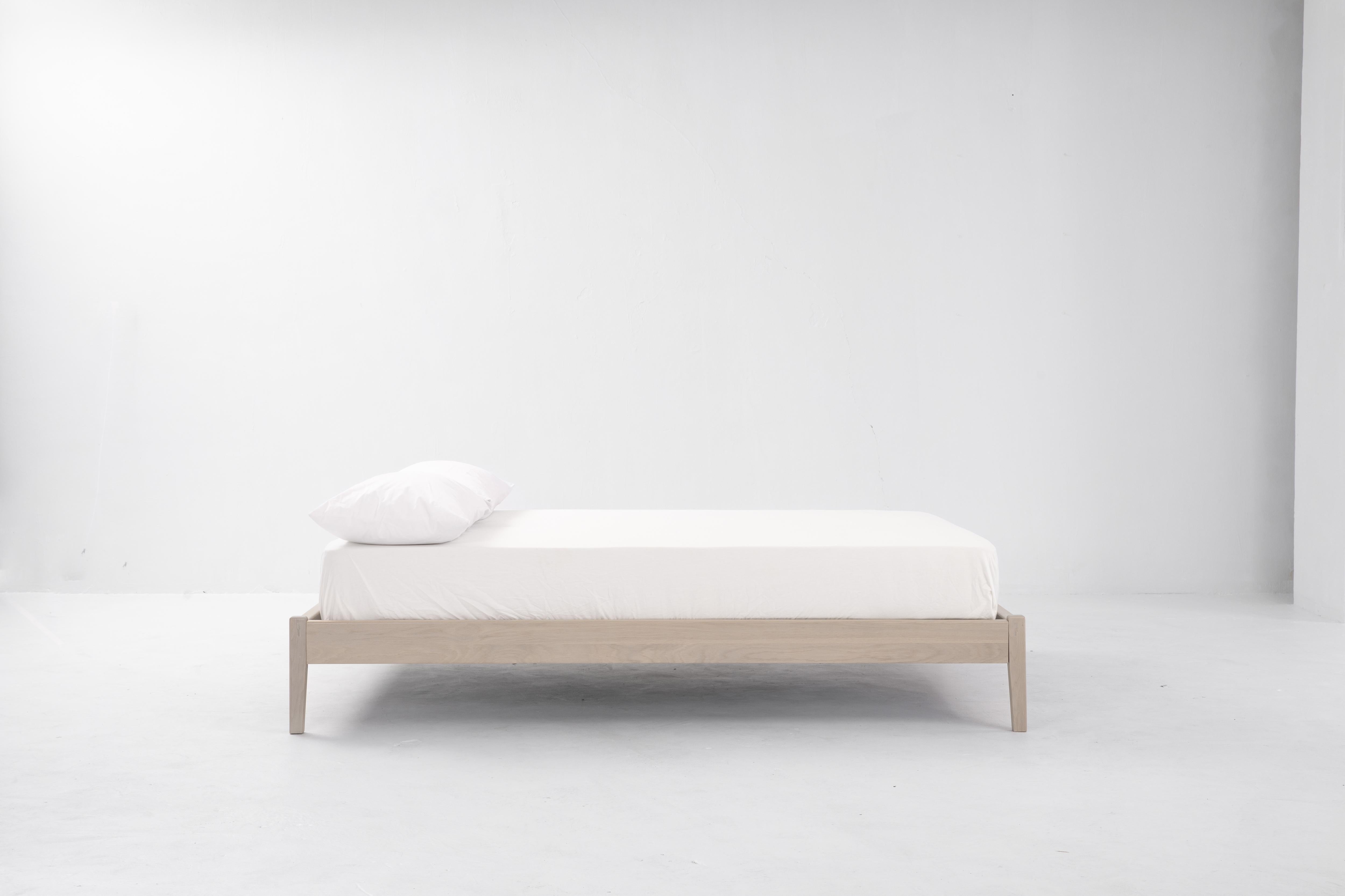 minimalistisches holzbett