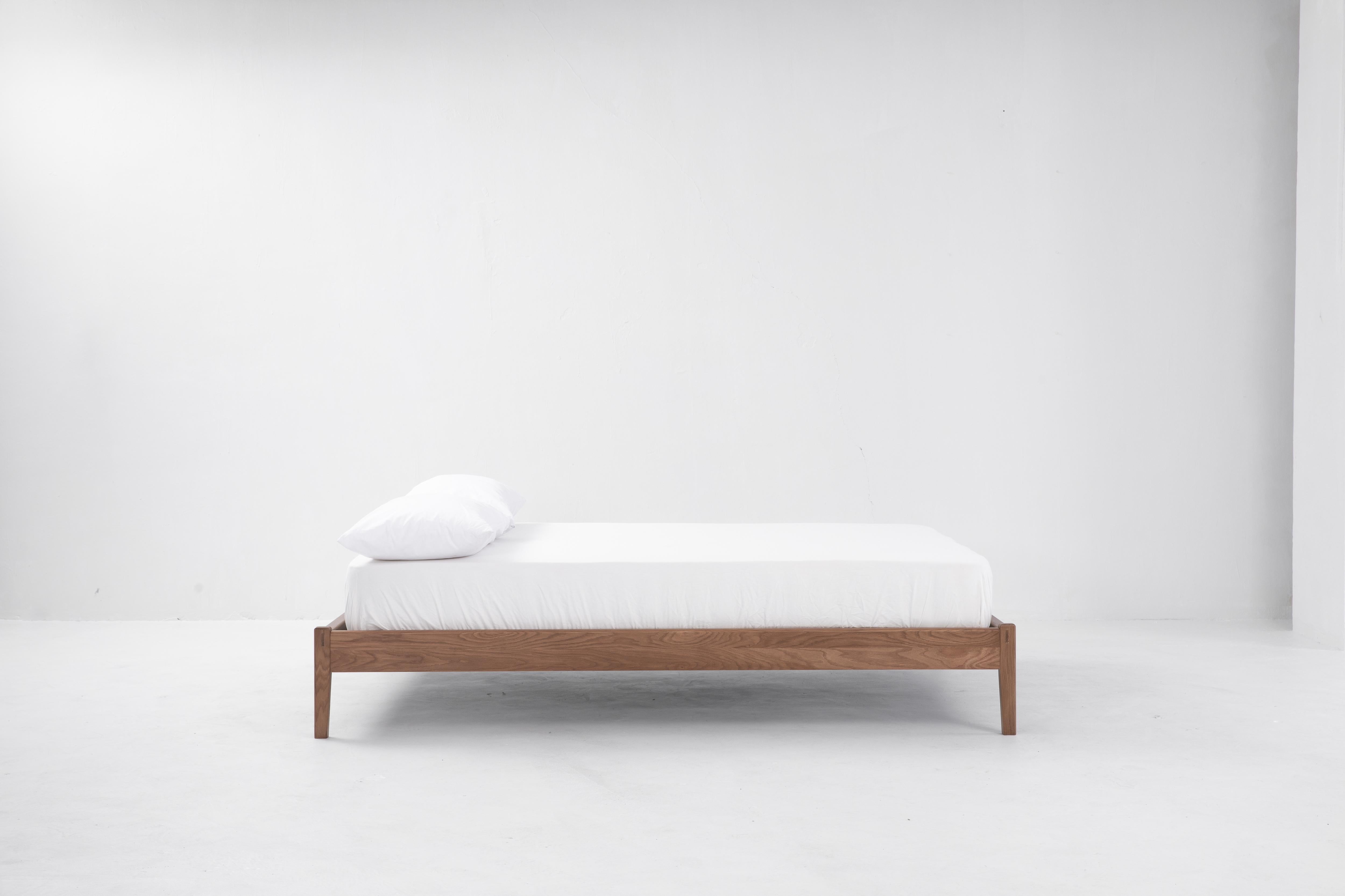 Öffnungsbett von Sun at Six, minimalistisches Siena Queen-Bett aus Holz (Chinesisch)