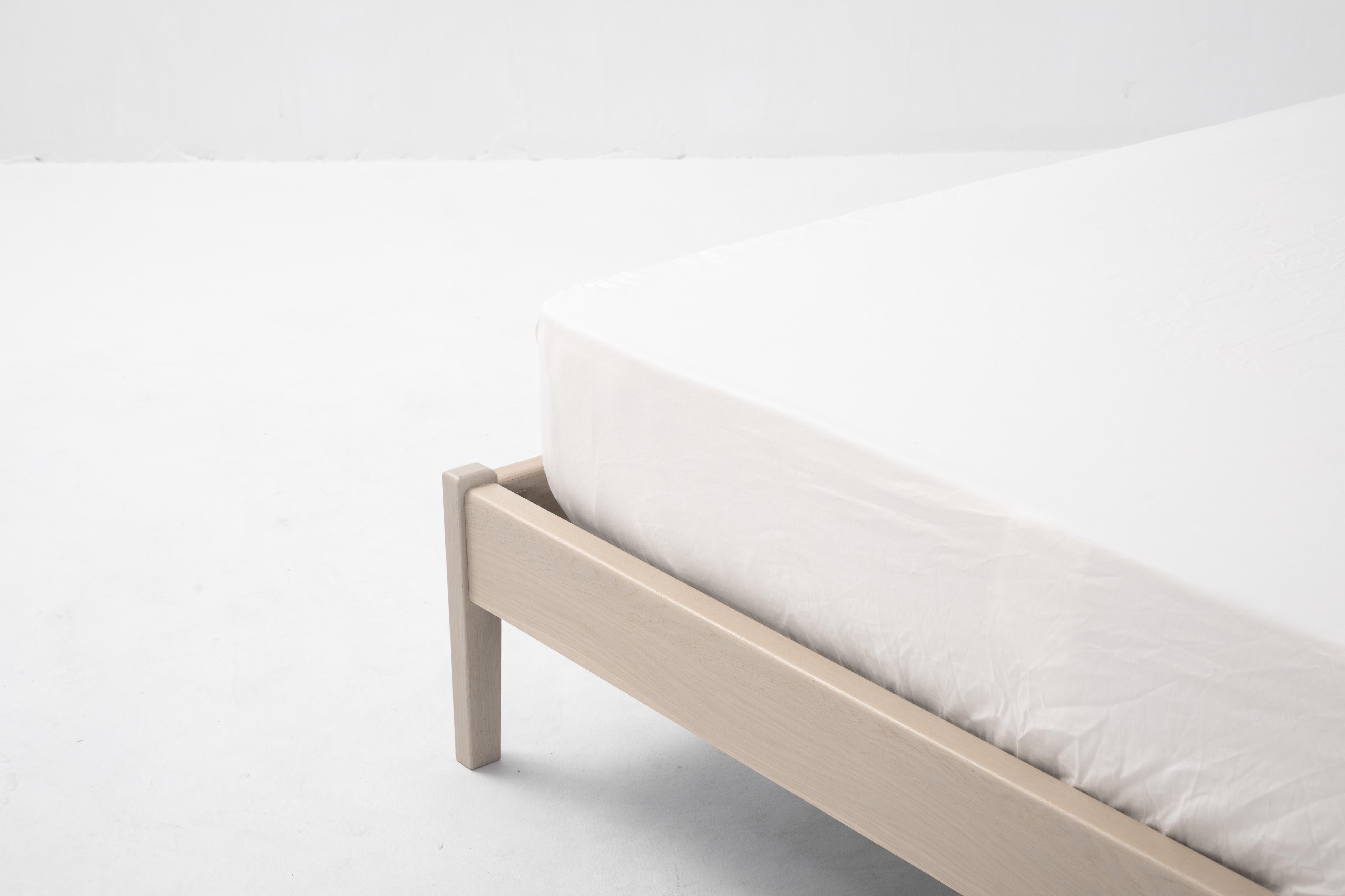 Öffnungsbett von Sun at Six, minimalistisches nacktes Queen-Bett aus Holz (Chinesisch)