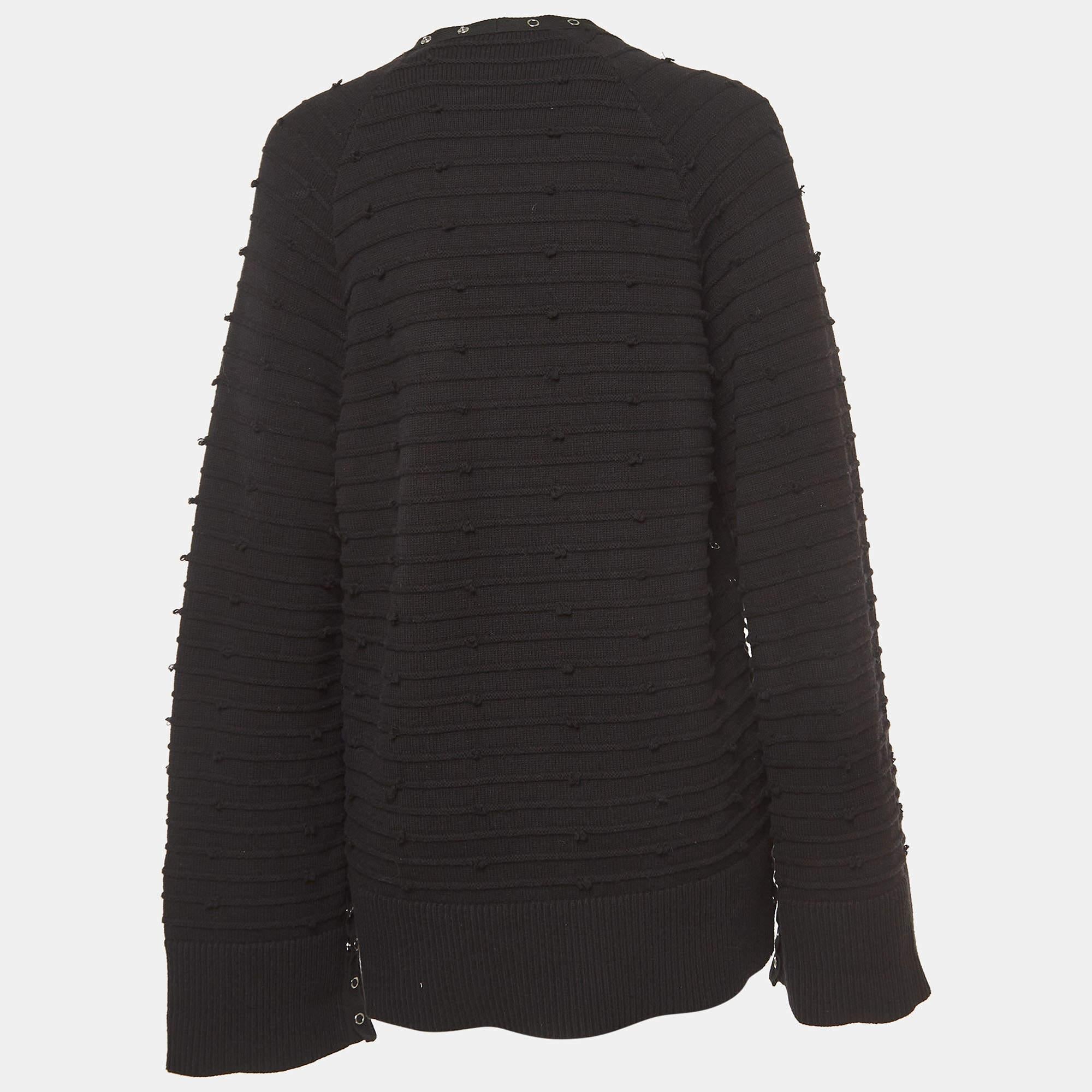 Whether you want to go out on casual outings with friends or just want to lounge around, this cardigan is a versatile piece and can be styled in many ways. It has been made using fine fabric. 