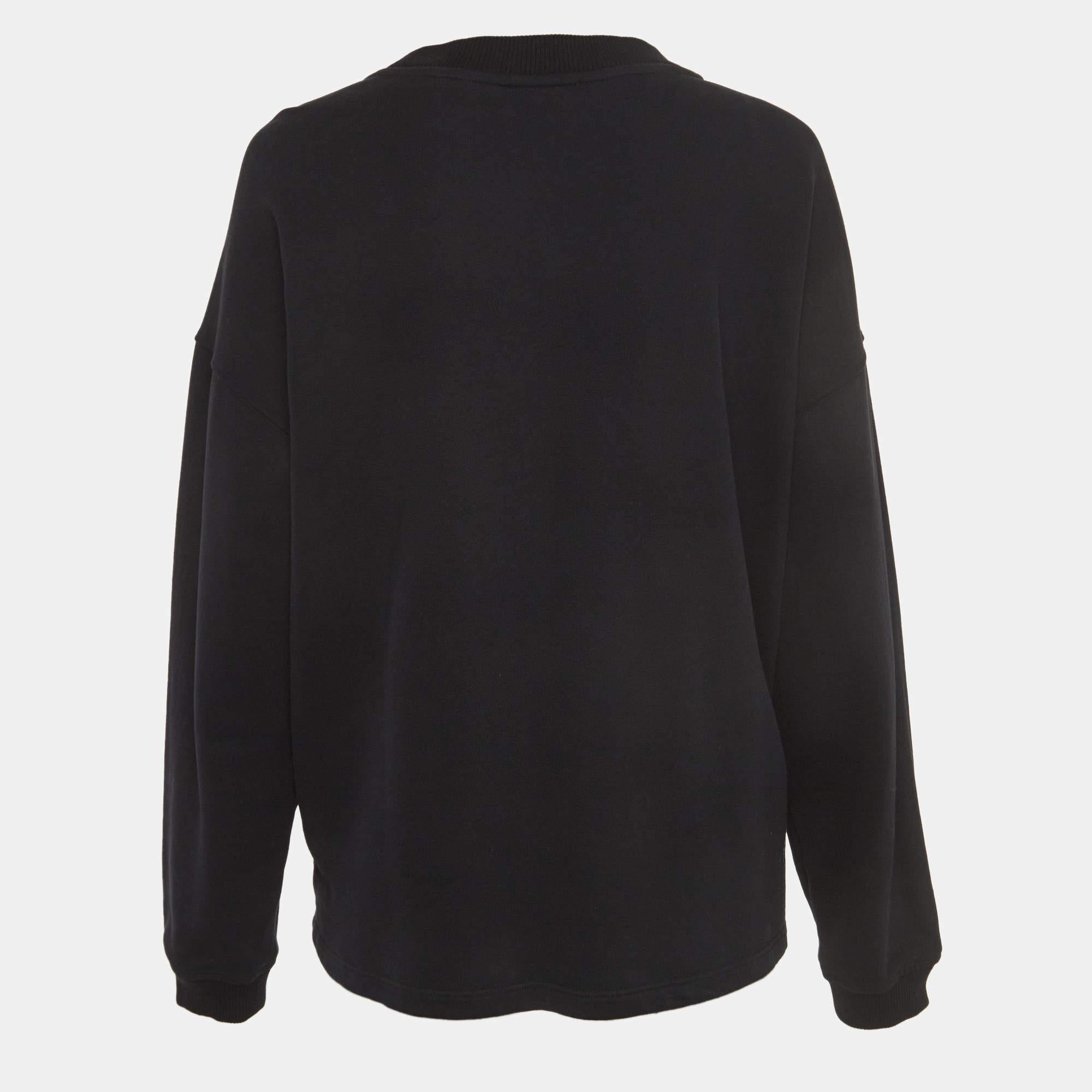 Whether you want to go out on casual outings with friends or just want to lounge around, this sweatshirt is a versatile piece and can be styled in many ways. It has been made using high-grade materials, and the creation will go well with basic denim