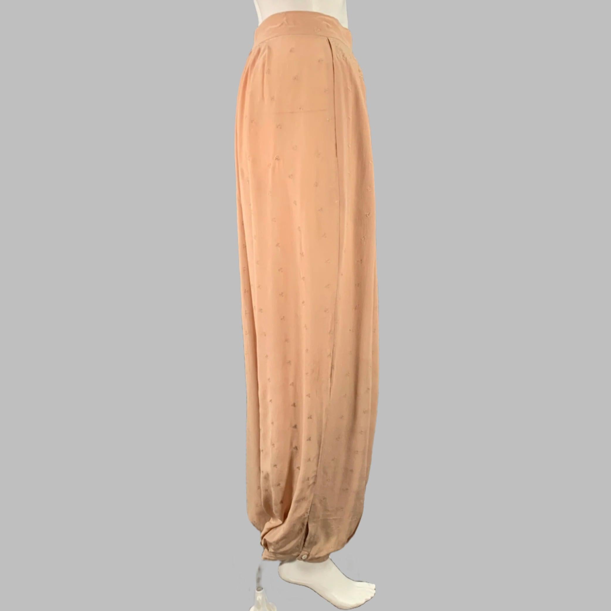 Opening Ceremony pantaloni casual
in seta rosa con design ricamato, stile harem e chiusura a un bottone. Ottimo stato usato. Moderato ma difficile da vedere segno sul fronte. 

Contrassegnato:   S 

Misure: 
  Vita: 28 pollici Cavallo: 15,5 pollici