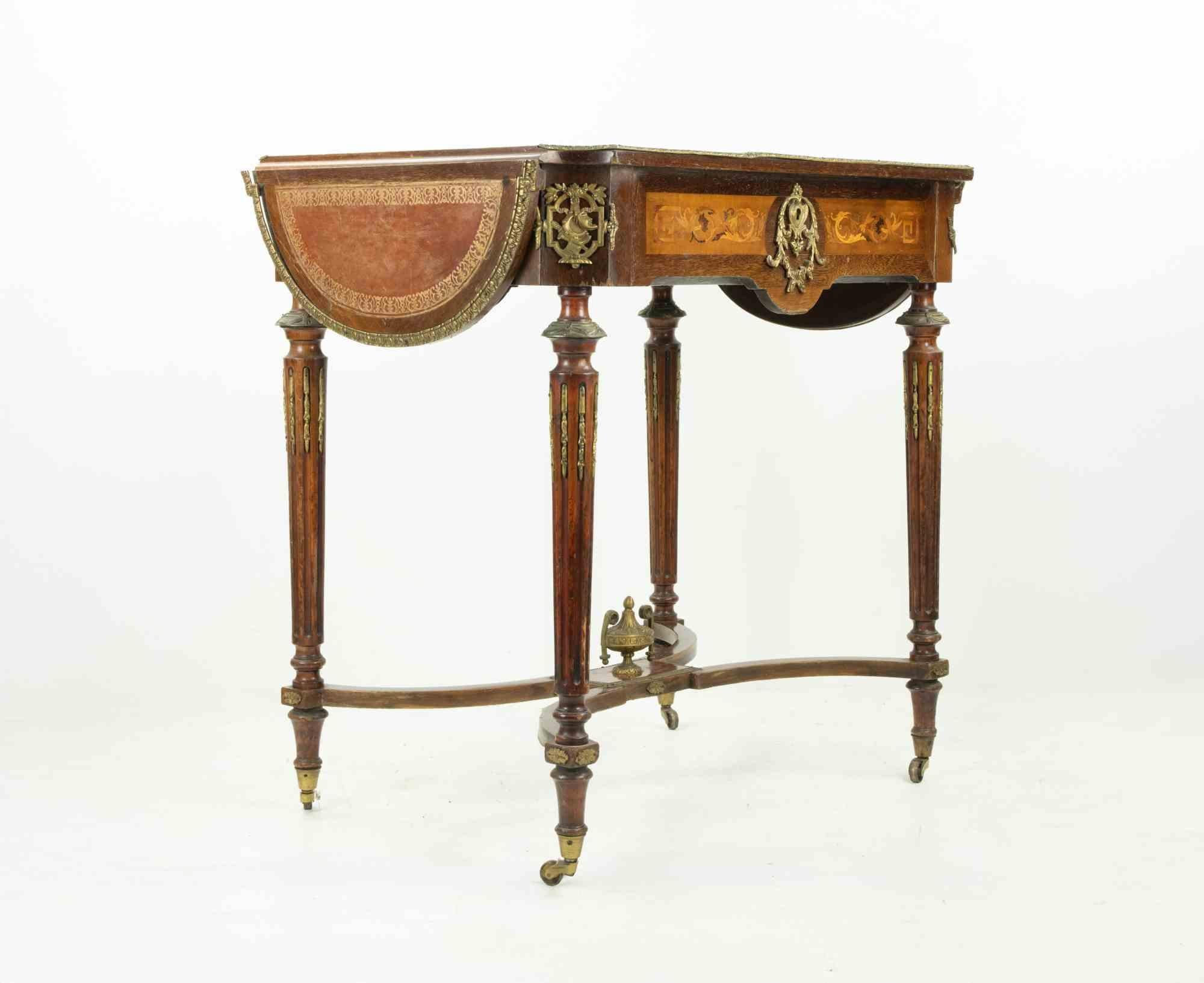 Tavolino apribile, Francia Napoleone III.

Decorazioni in ottone.

Dimensioni da aperto: H77xL113xP56 cm.

Segni dell'età, per il resto buone condizioni.