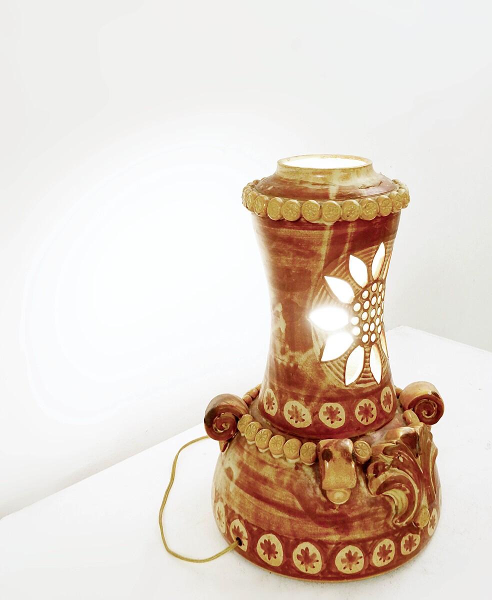 Lampe de table en céramique Vallauris à fleurs ajourées en vente 1