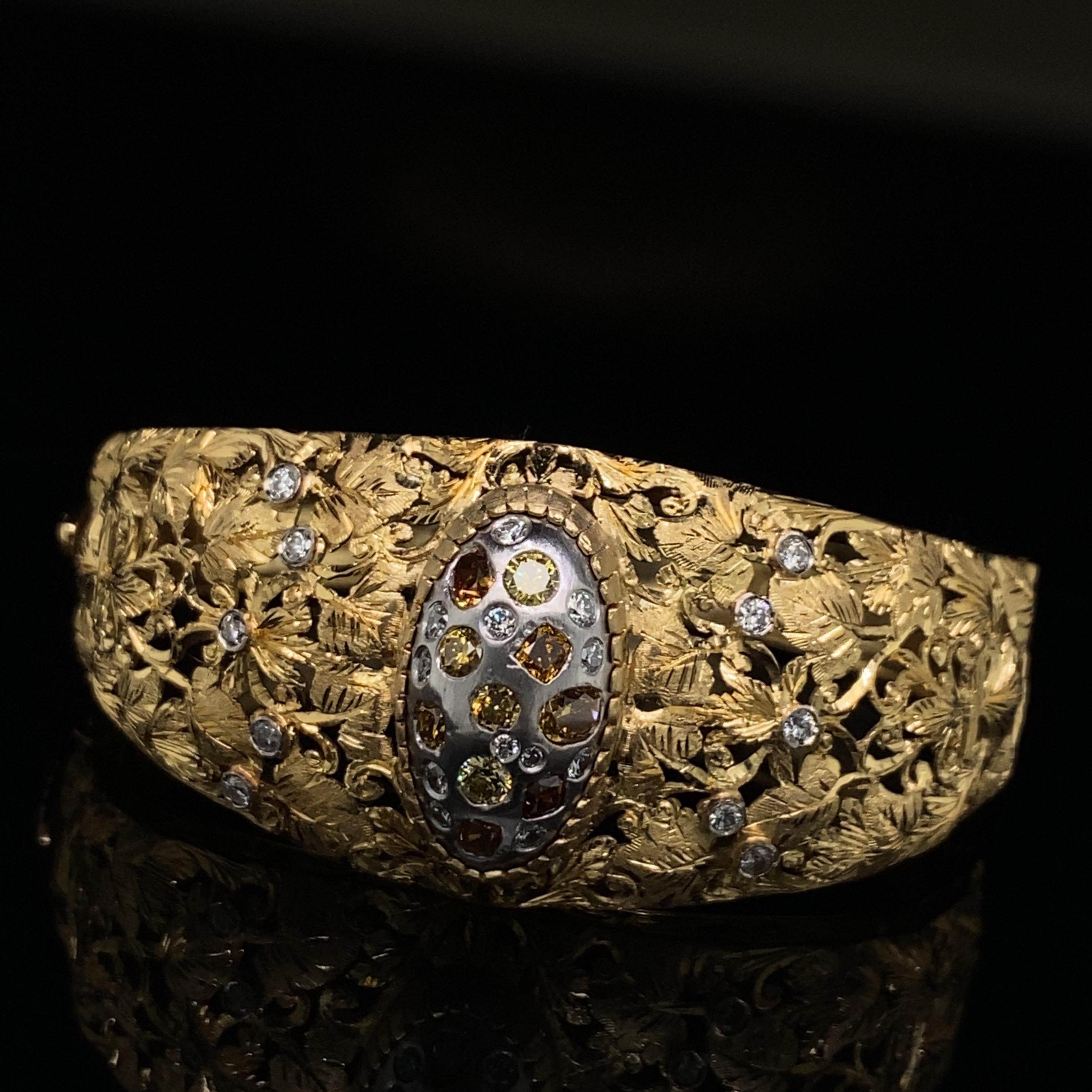 Contemporain Manchette feuillagée ajourée en or jaune et blanc avec 1,50 carat de diamants en vente