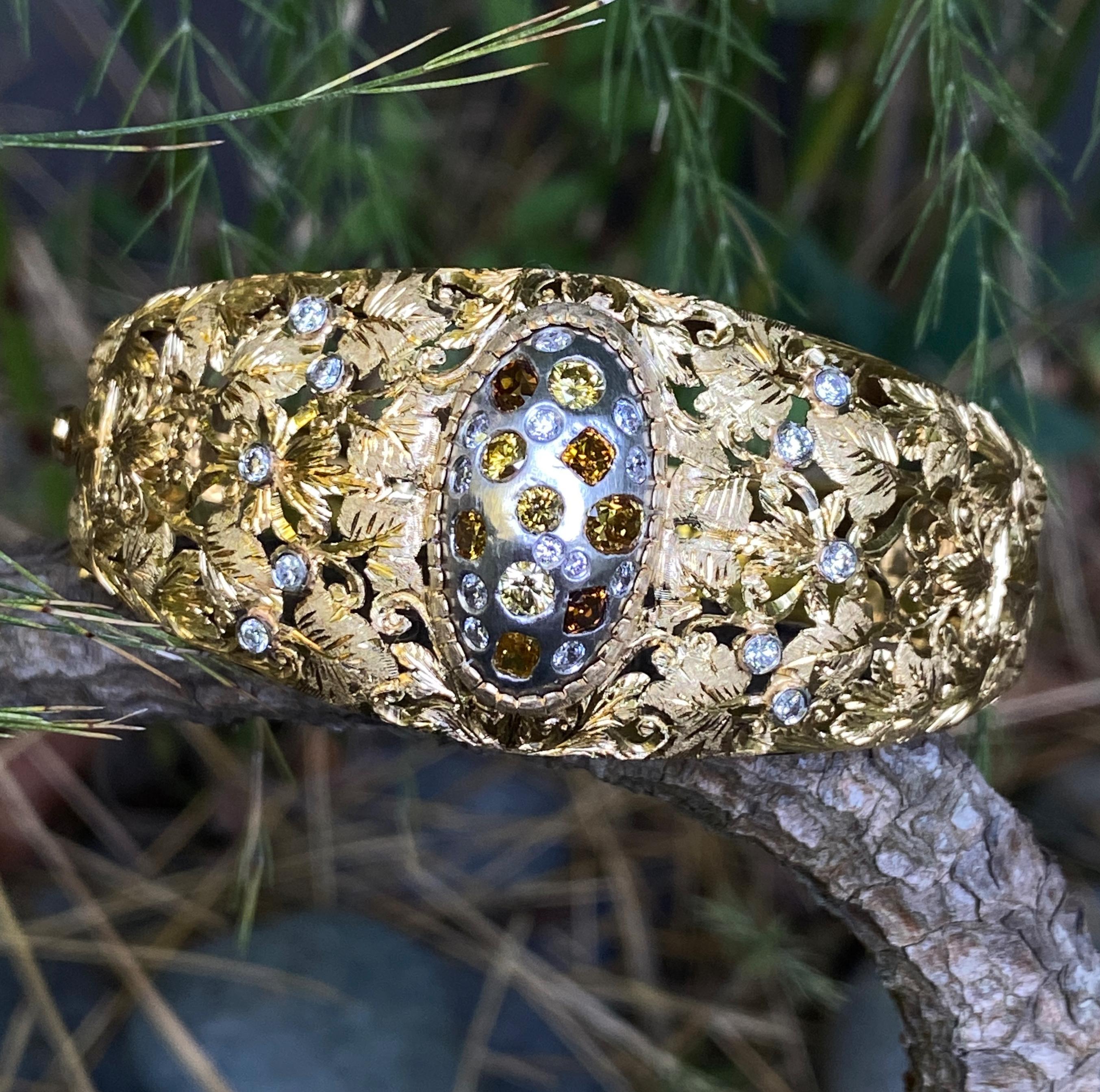 Taille brillant Manchette feuillagée ajourée en or jaune et blanc avec 1,50 carat de diamants en vente