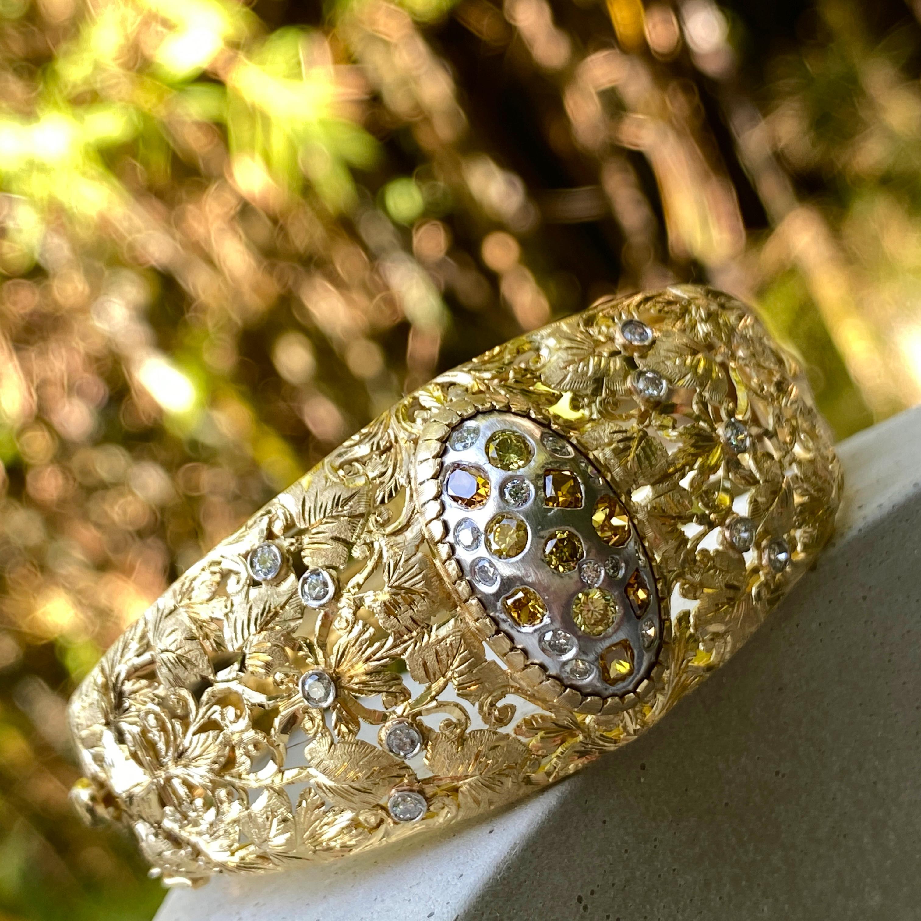 Manchette feuillagée ajourée en or jaune et blanc avec 1,50 carat de diamants Excellent état - En vente à Sherman Oaks, CA