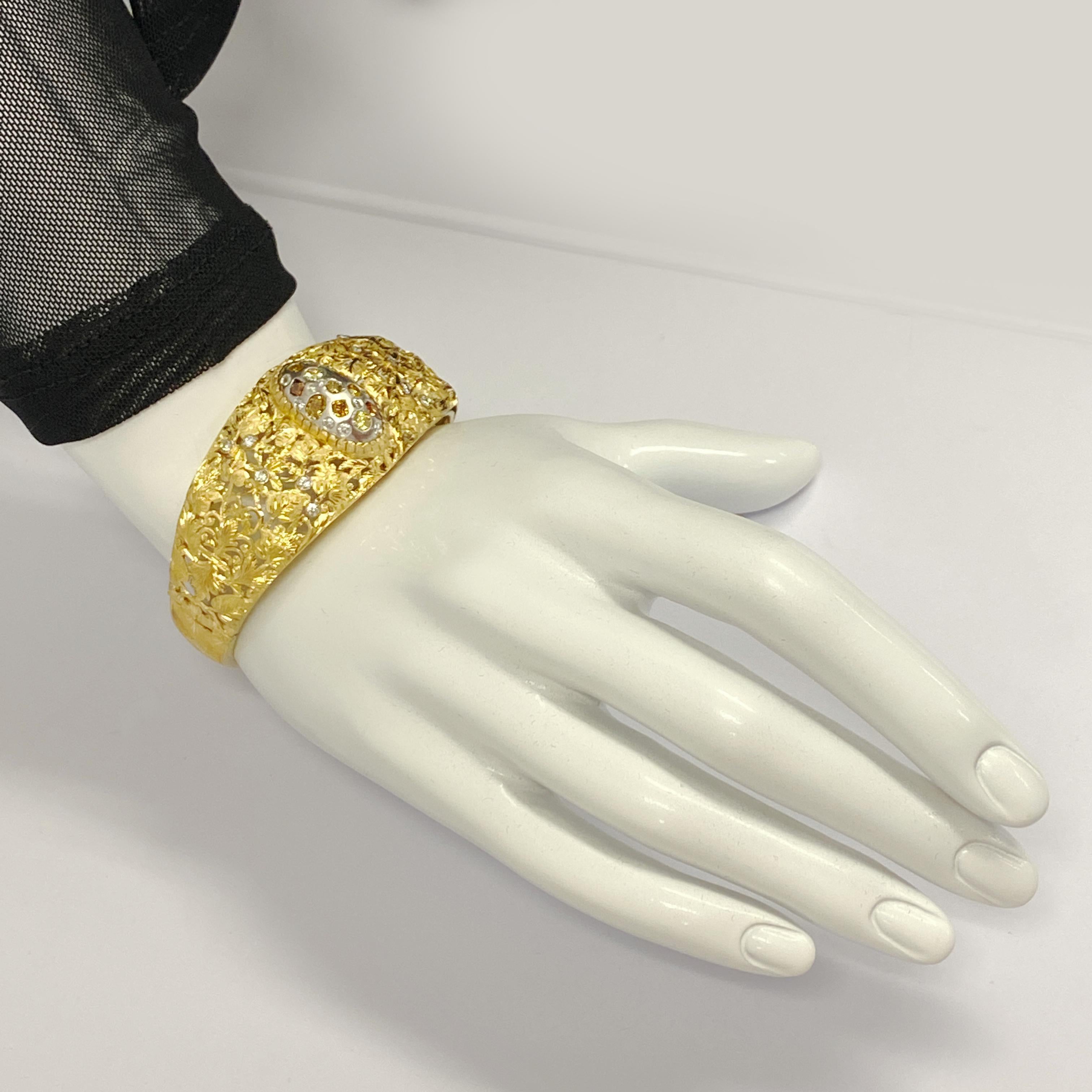 Manchette feuillagée ajourée en or jaune et blanc avec 1,50 carat de diamants en vente 1