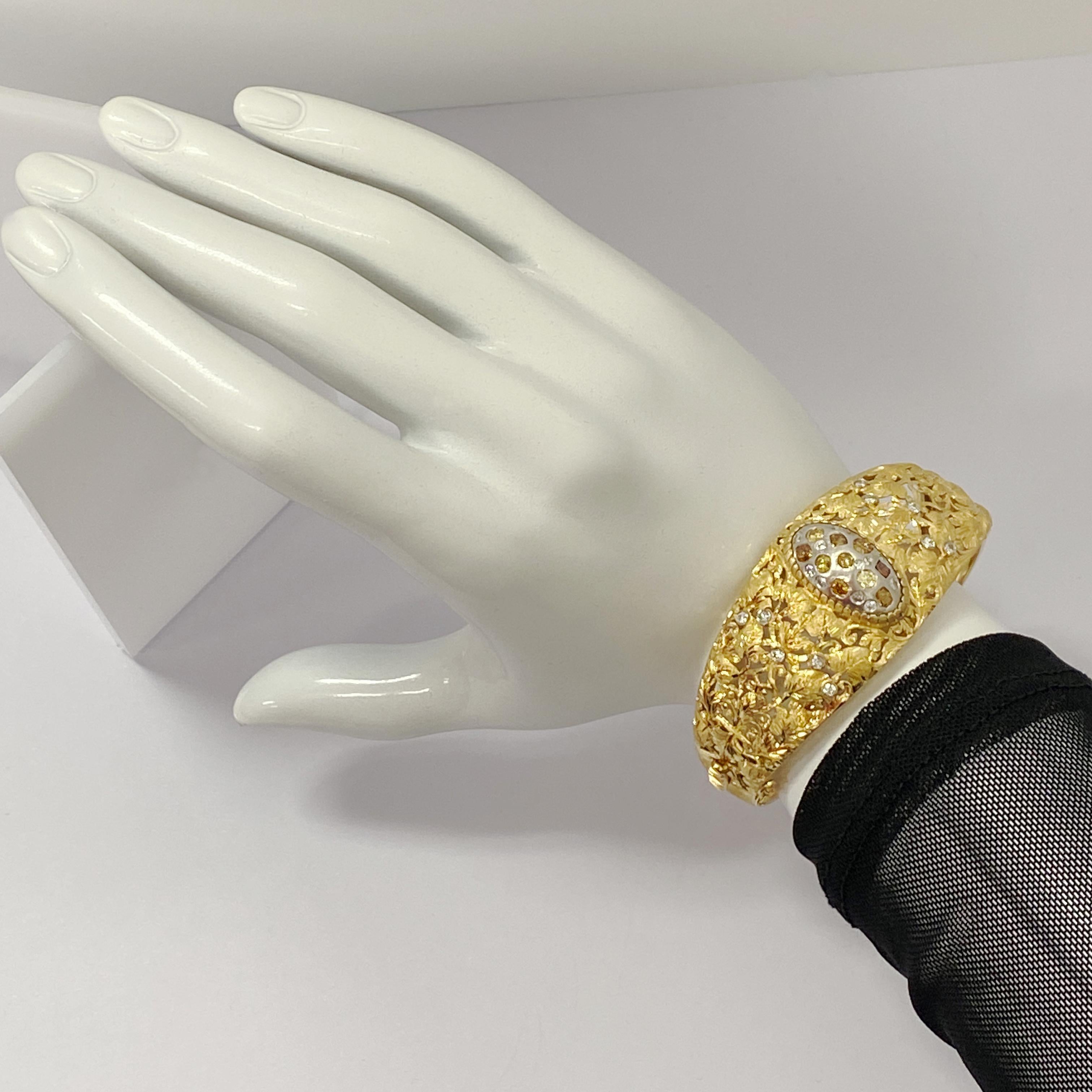 Durchbrochene Blattförmige Manschette mit 1,50 Karat Diamanten in Gelb- und Weißgold im Angebot 2