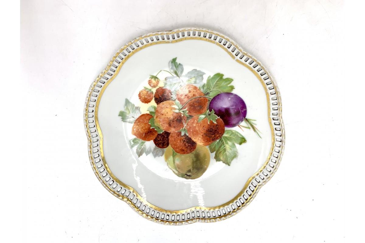 Openwork plates for fruits

Made in Germany in the 1960s

Very good condition, slightly worn gilding on the edge

Measures: Height 2.5 cm, diameter 19 cm.